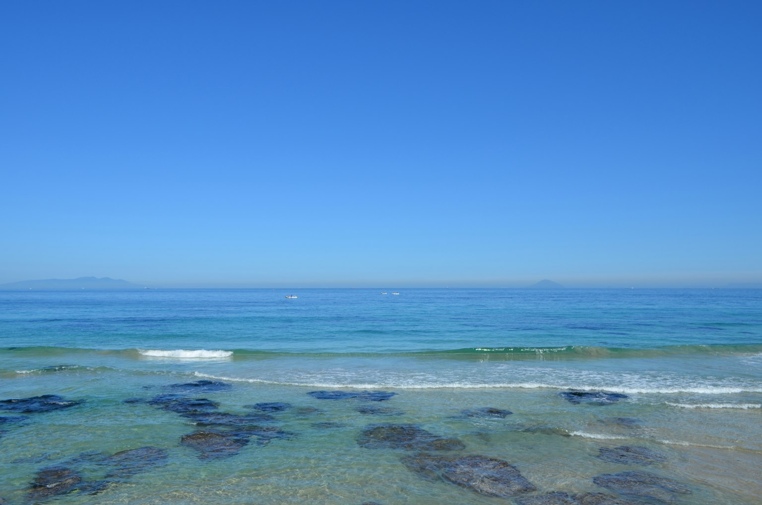 美丽的海滩场景，蓝色的海洋和天空
