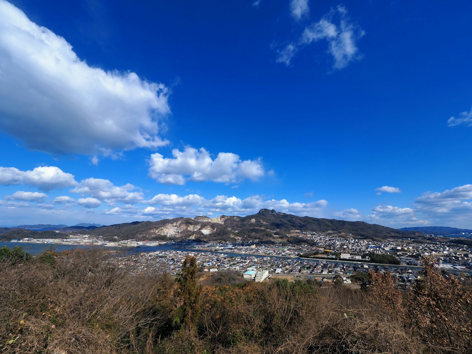 城市的全景，明亮的蓝天和白云