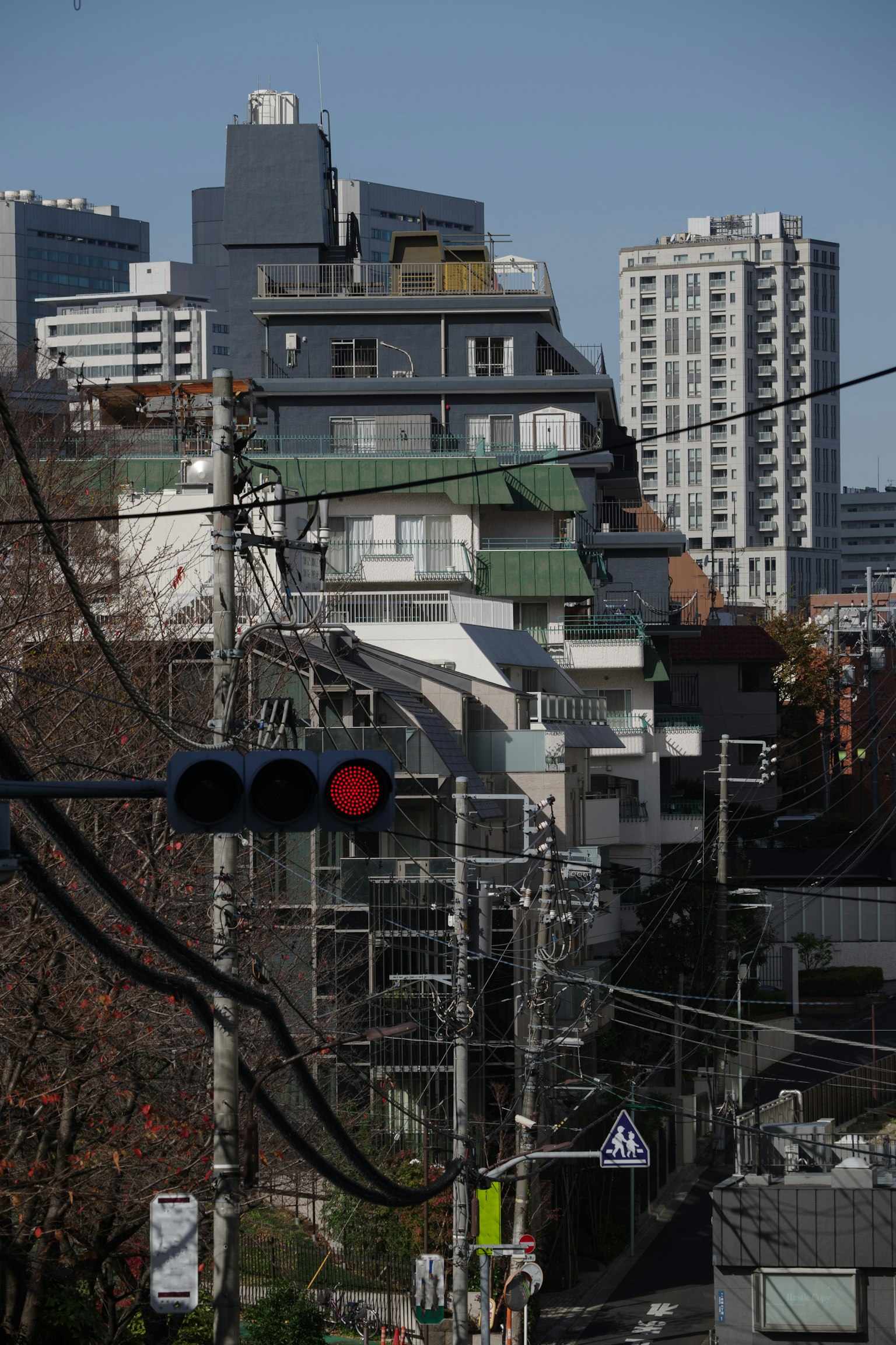 现代城市景观，包含建筑和红色交通灯