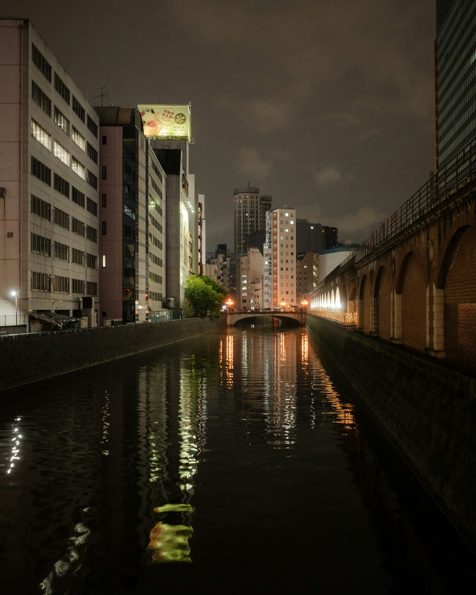 夜晚城市景观在水面上反射的灯光和建筑物