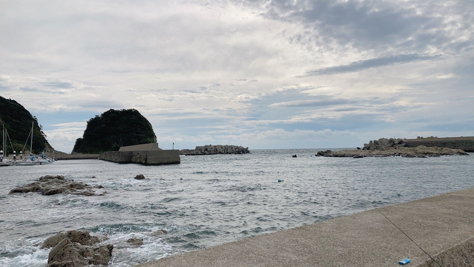 海岸風景，岩石和船隻