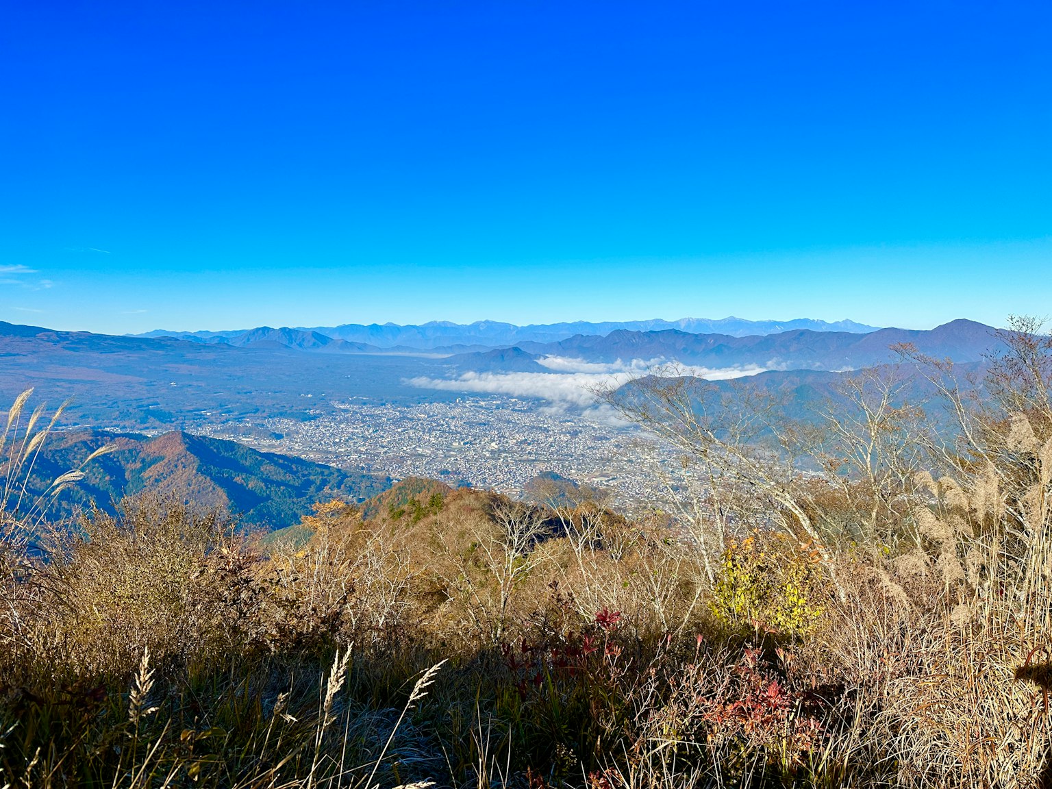 Pemandangan gunung dengan lembah di bawah langit biru