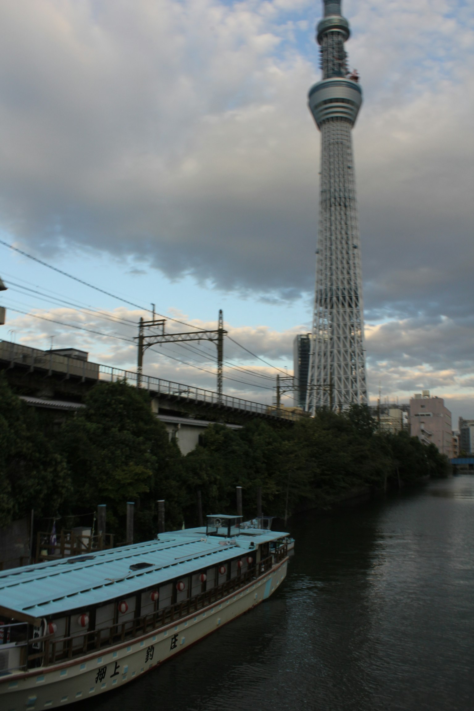 東京晴空塔與河流景觀和停泊的船