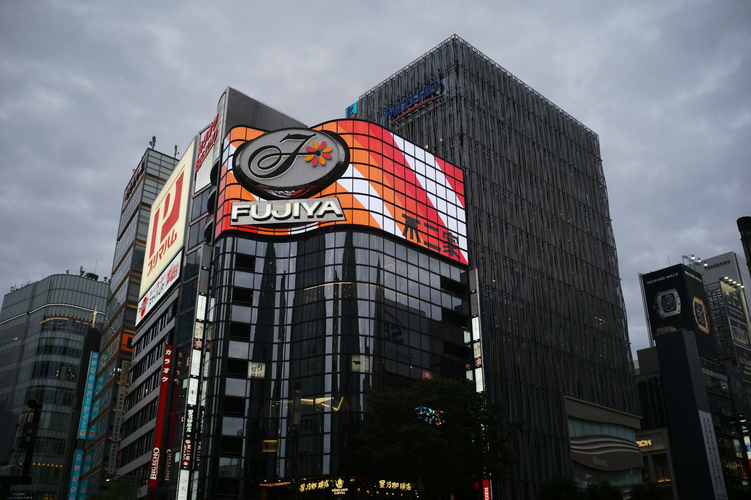 Grande publicité sur un bâtiment à Shinjuku avec un ciel nuageux