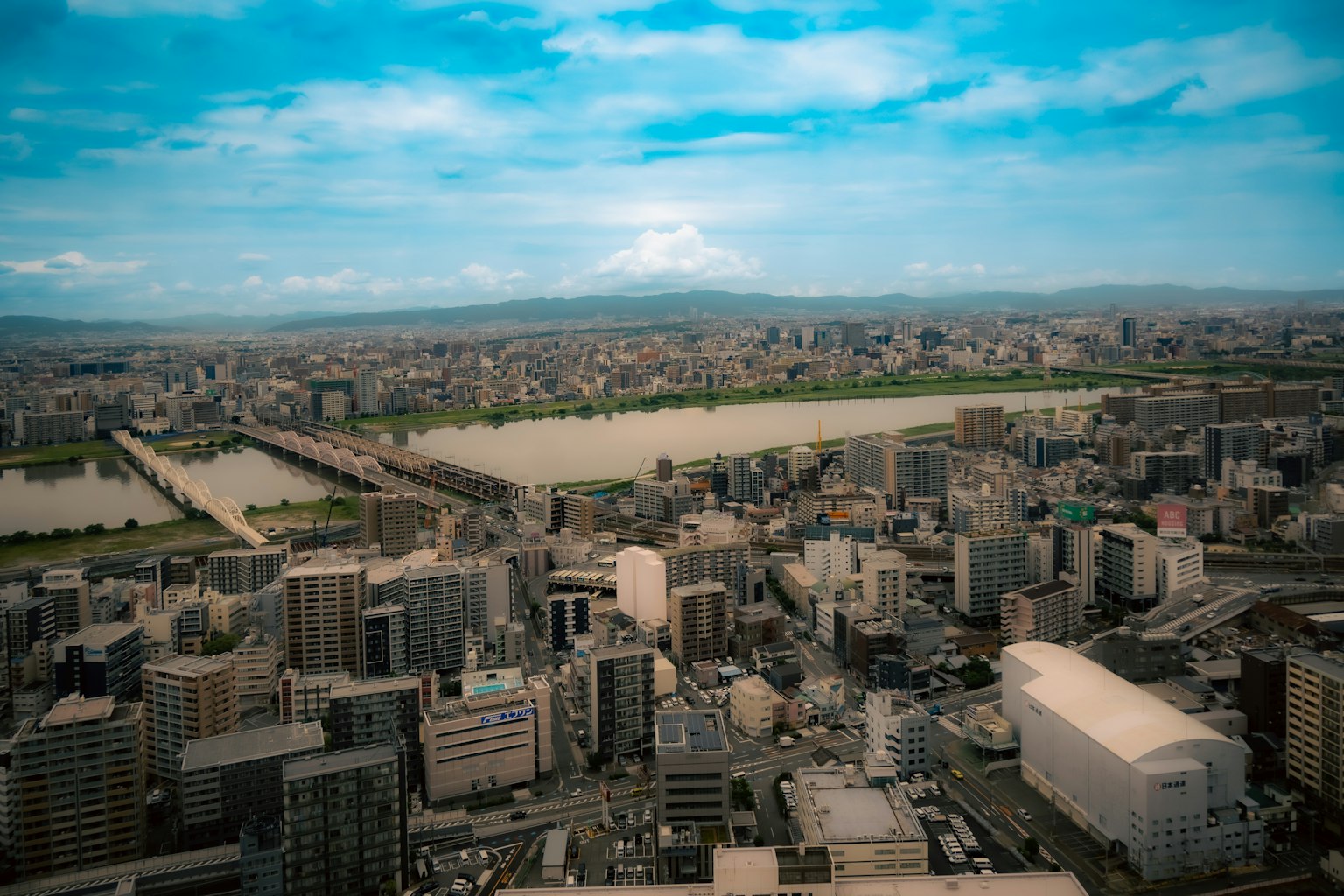 高樓俯瞰城市天際線及河流的全景
