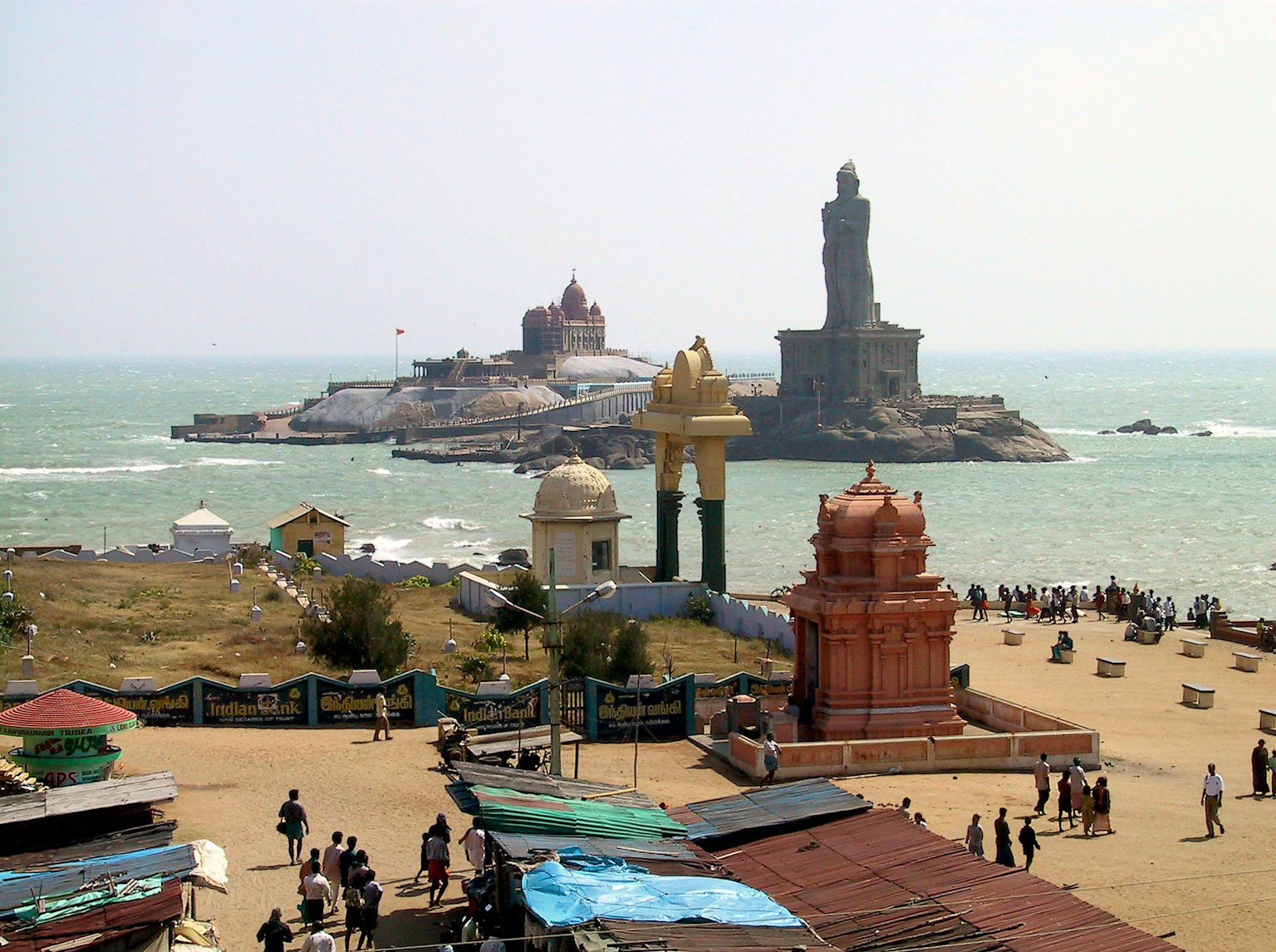 Vue de la côte de Kanyakumari avec de grandes statues et temples