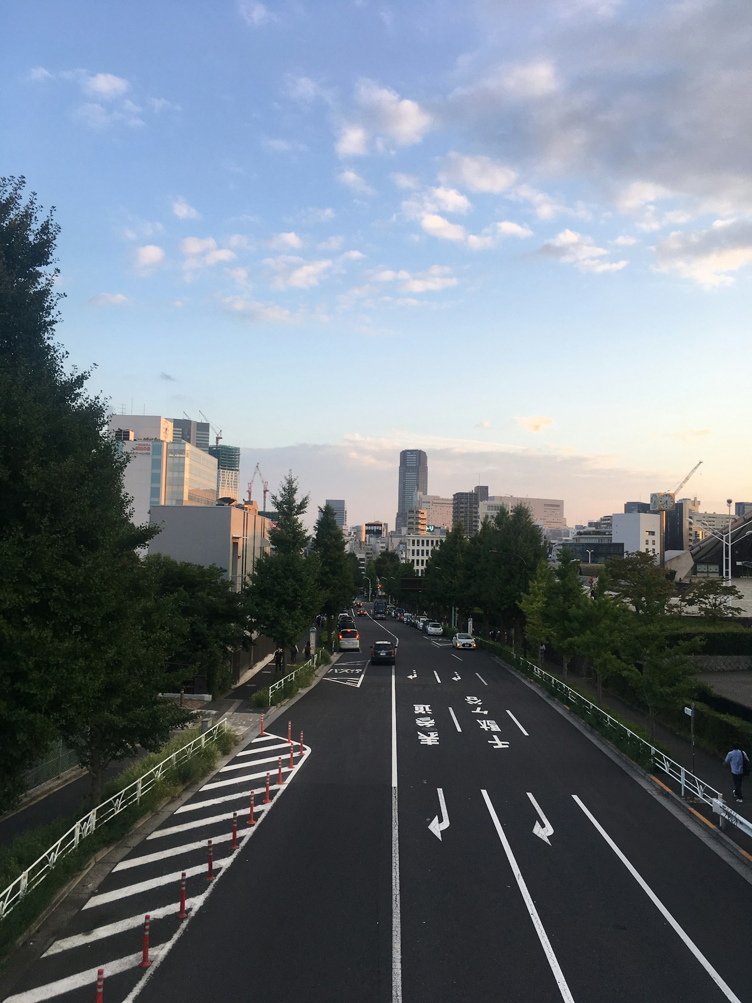 Vue de route urbaine avec des bâtiments au crépuscule
