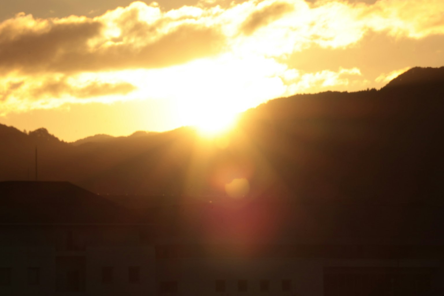 Sonnenuntergang über den Bergen mit dramatischer Beleuchtung