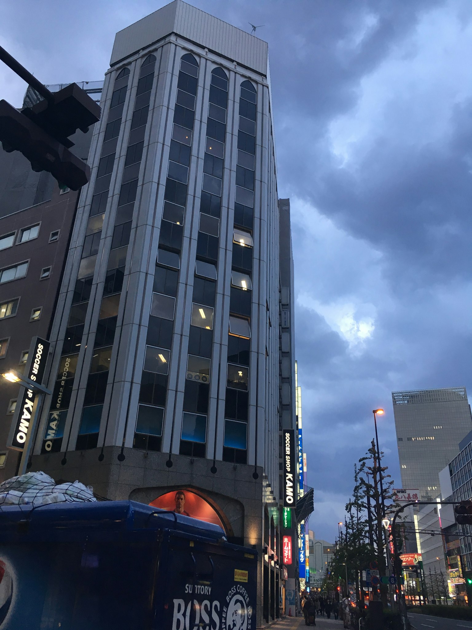 高楼与阴云密布的天空