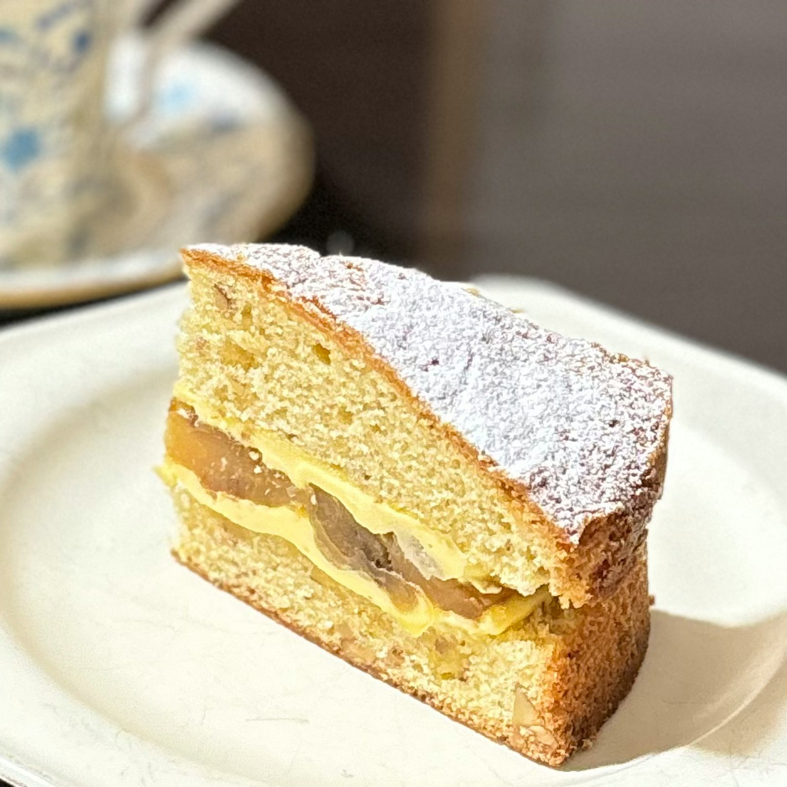 Une tranche de gâteau joliment superposée avec une garniture de crème et de fruits