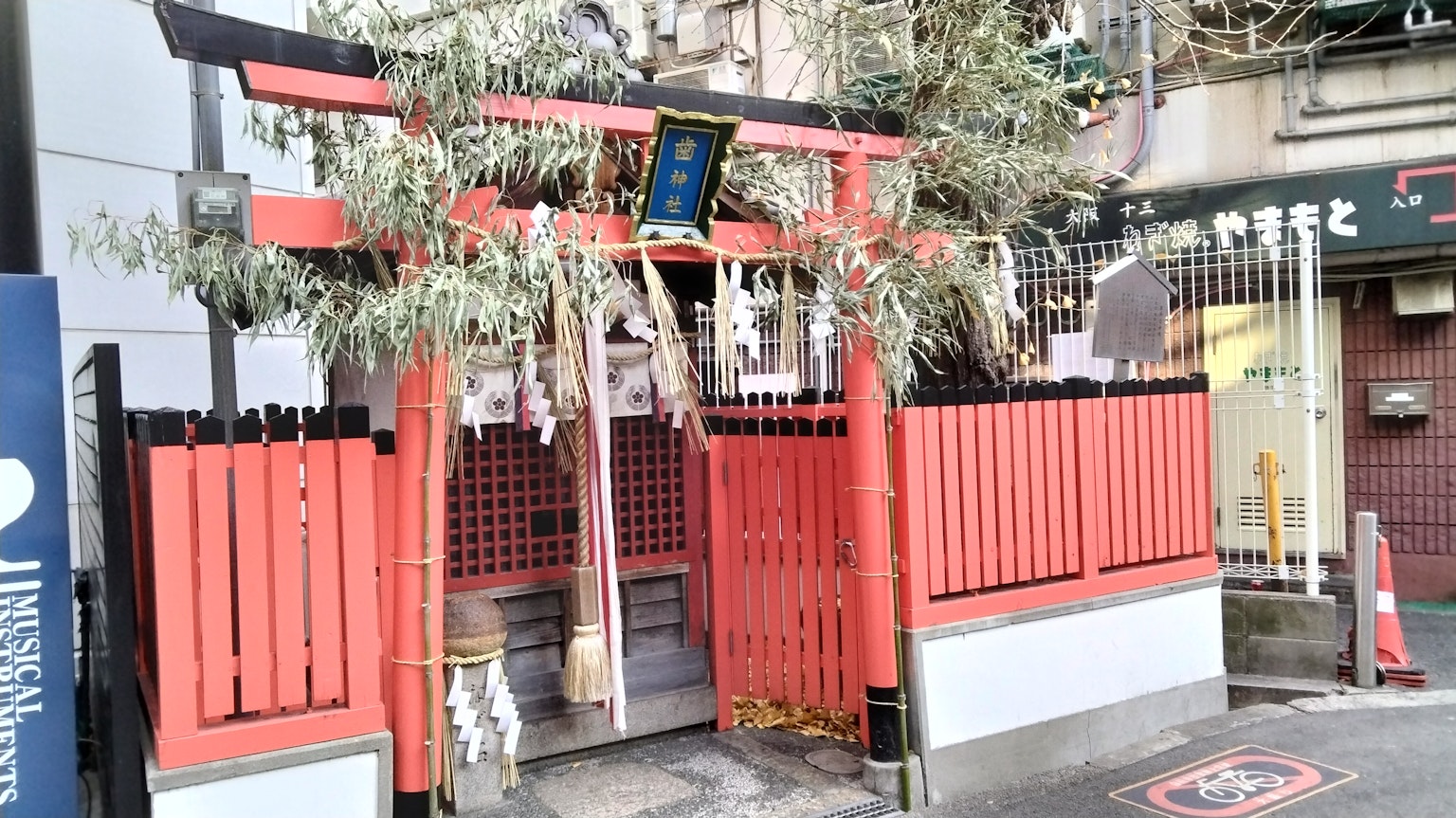 神社的入口，红色鸟居和竹子装饰