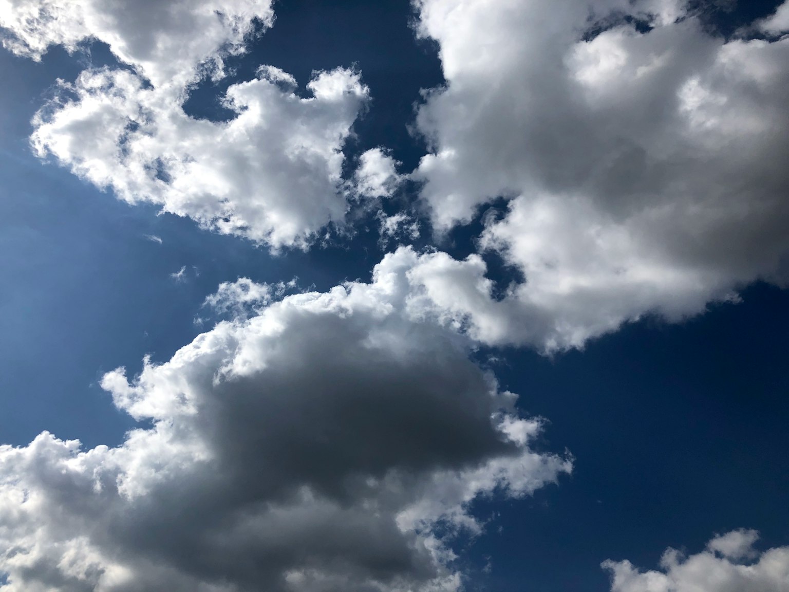 Nubes blancas flotando en un cielo azul