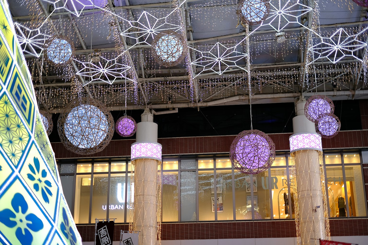 Luci decorative colorate appese al soffitto in uno spazio ampio