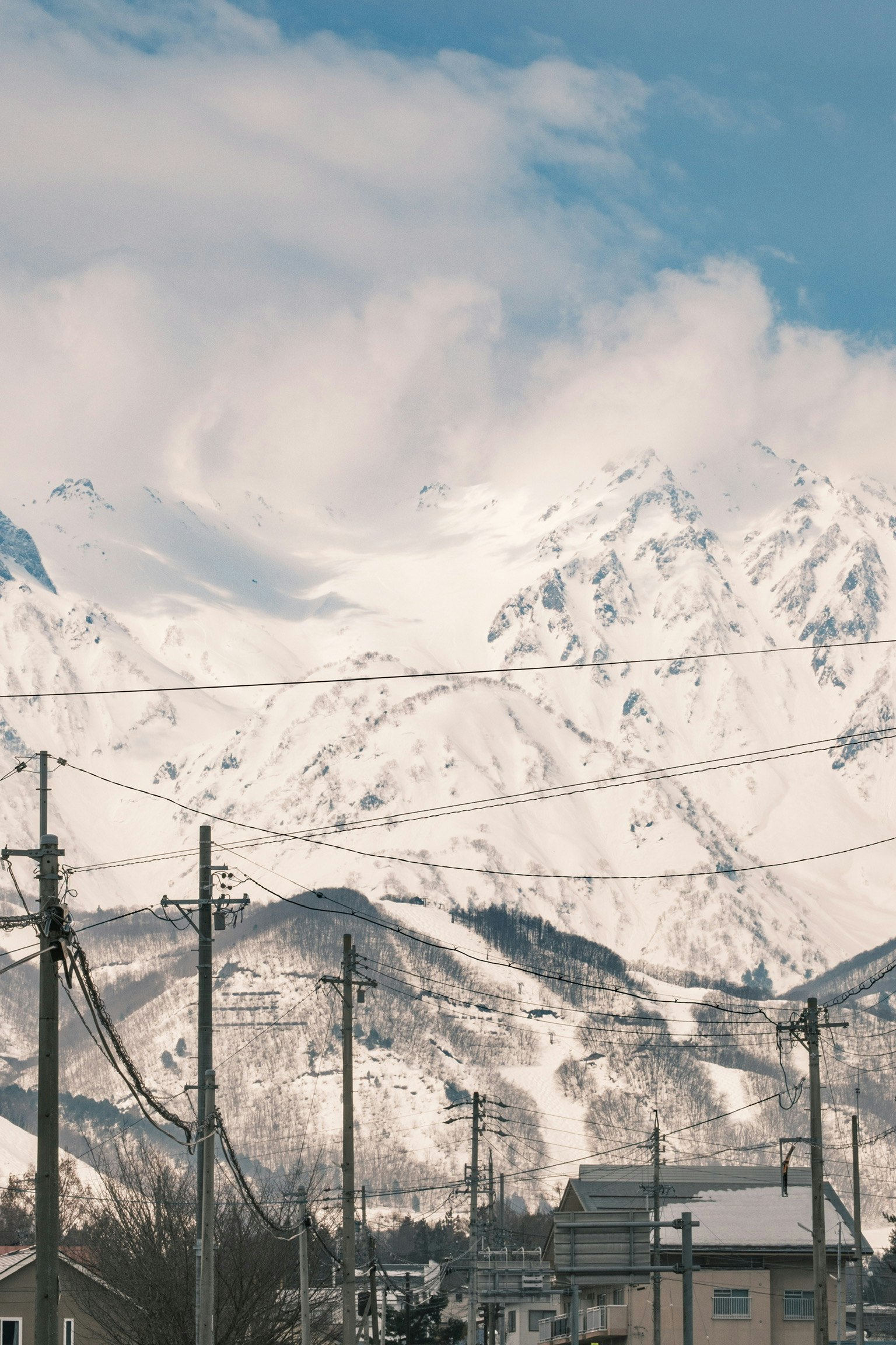 雪山脚下山间村庄的电线与房屋
