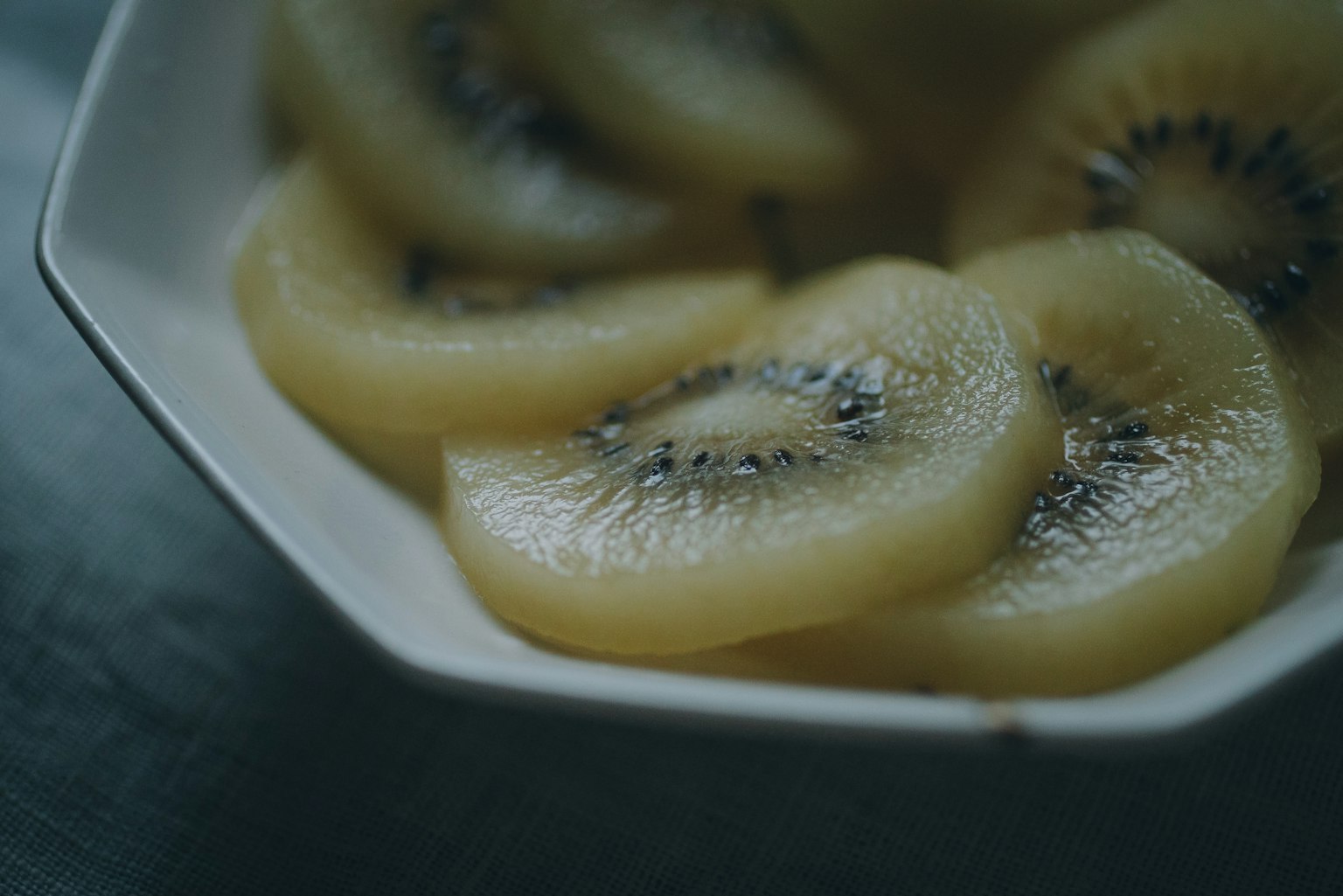 Kiwi cắt lát xếp trong đĩa trắng