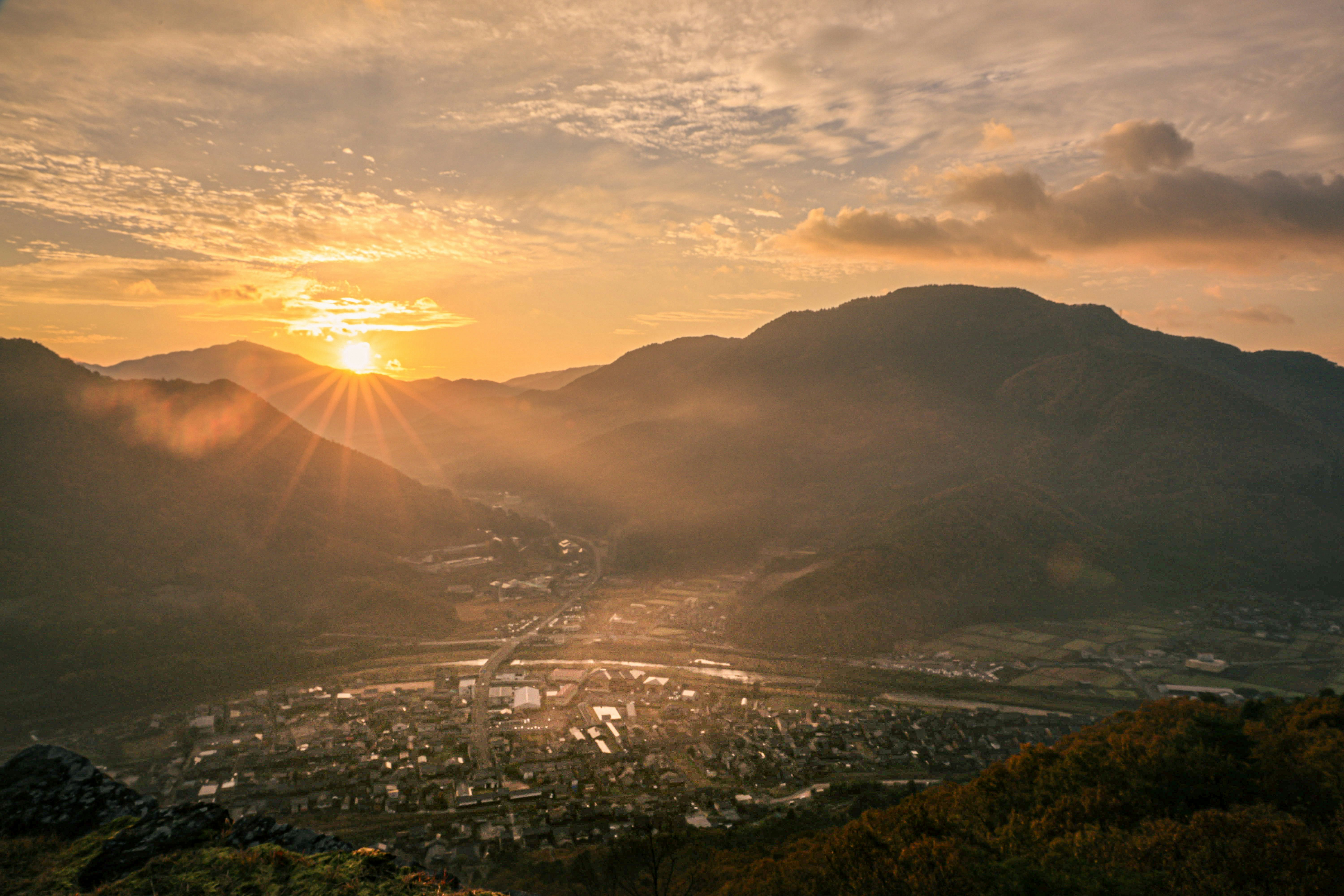 夕阳照耀的山脉与山谷城镇全景