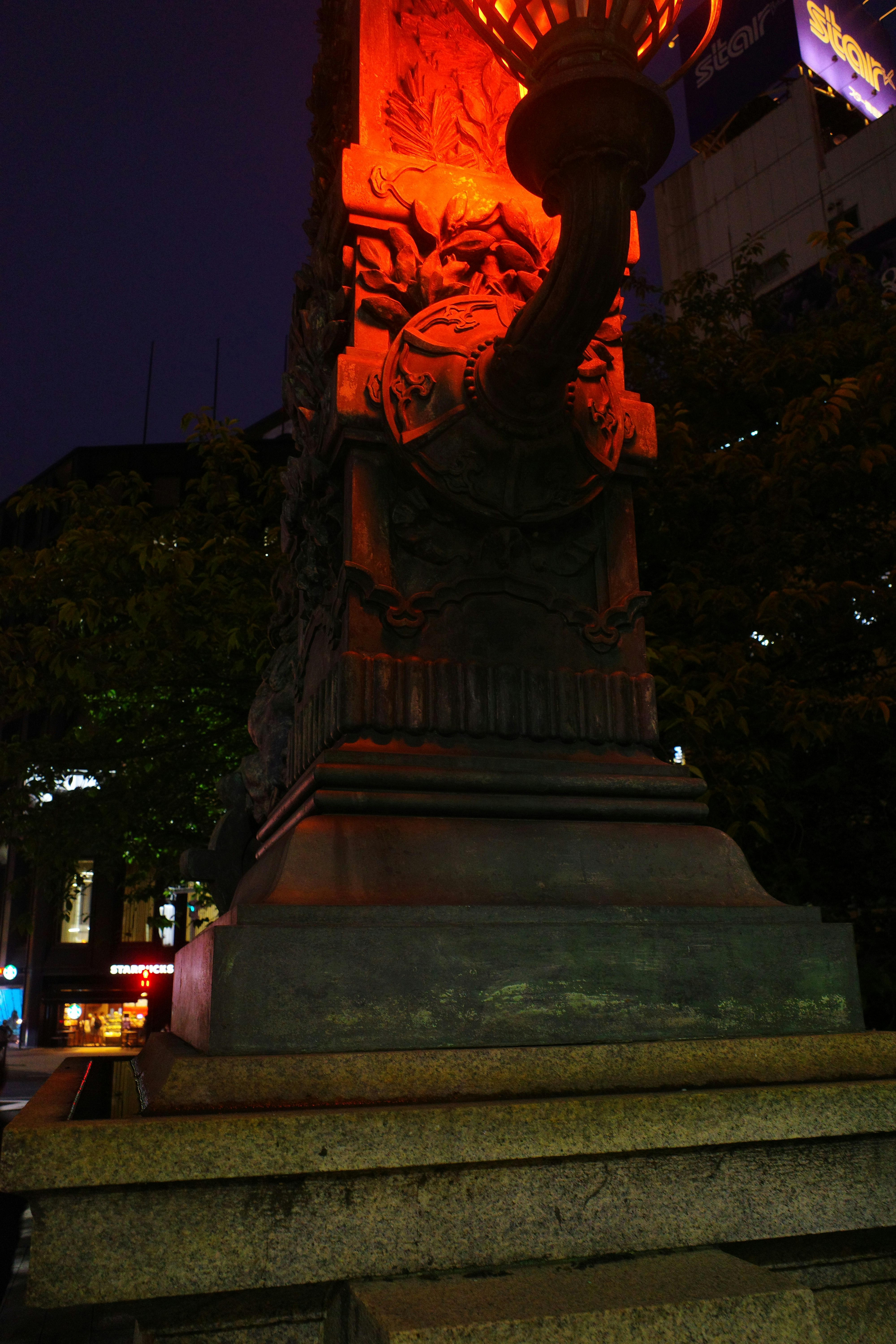 夜の街灯とライオン像のある石段のモニュメント