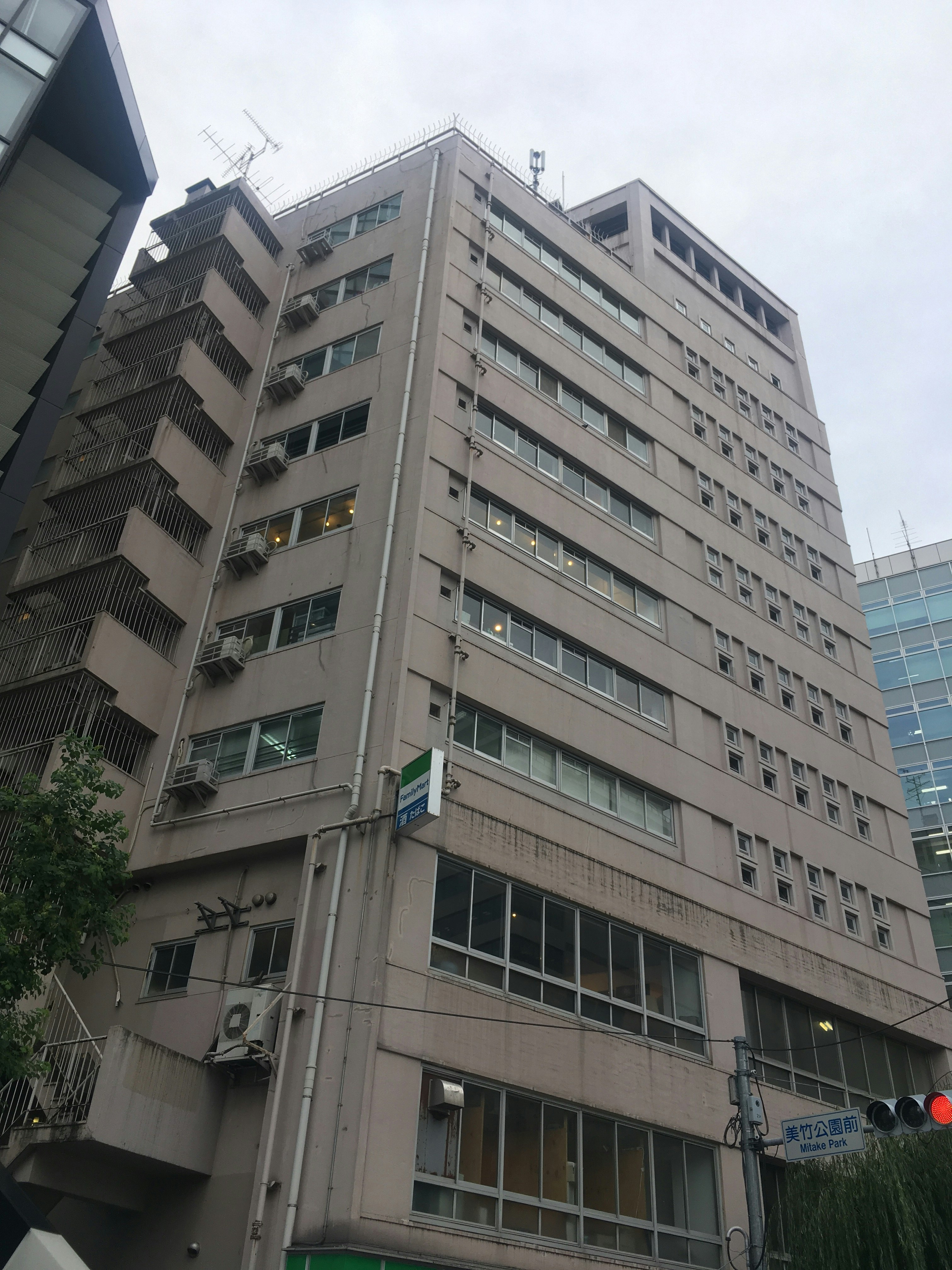 exterior de un edificio tipo hospital