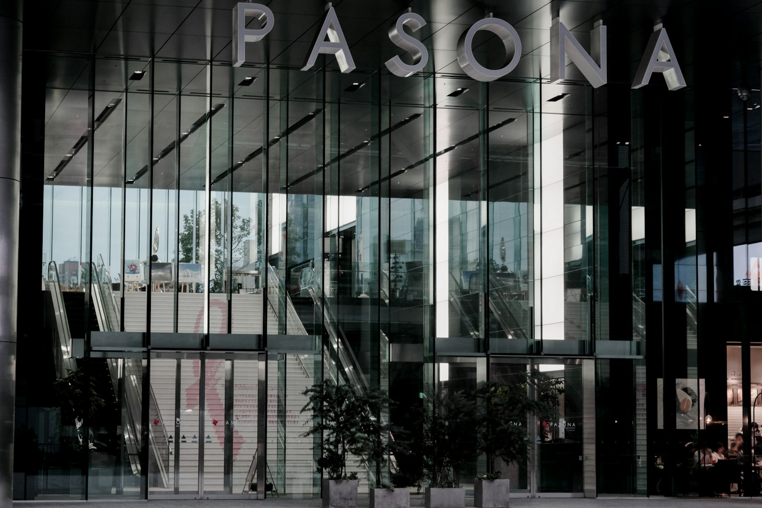 Esterno moderno dell'edificio Pasona con riflessi di vetro