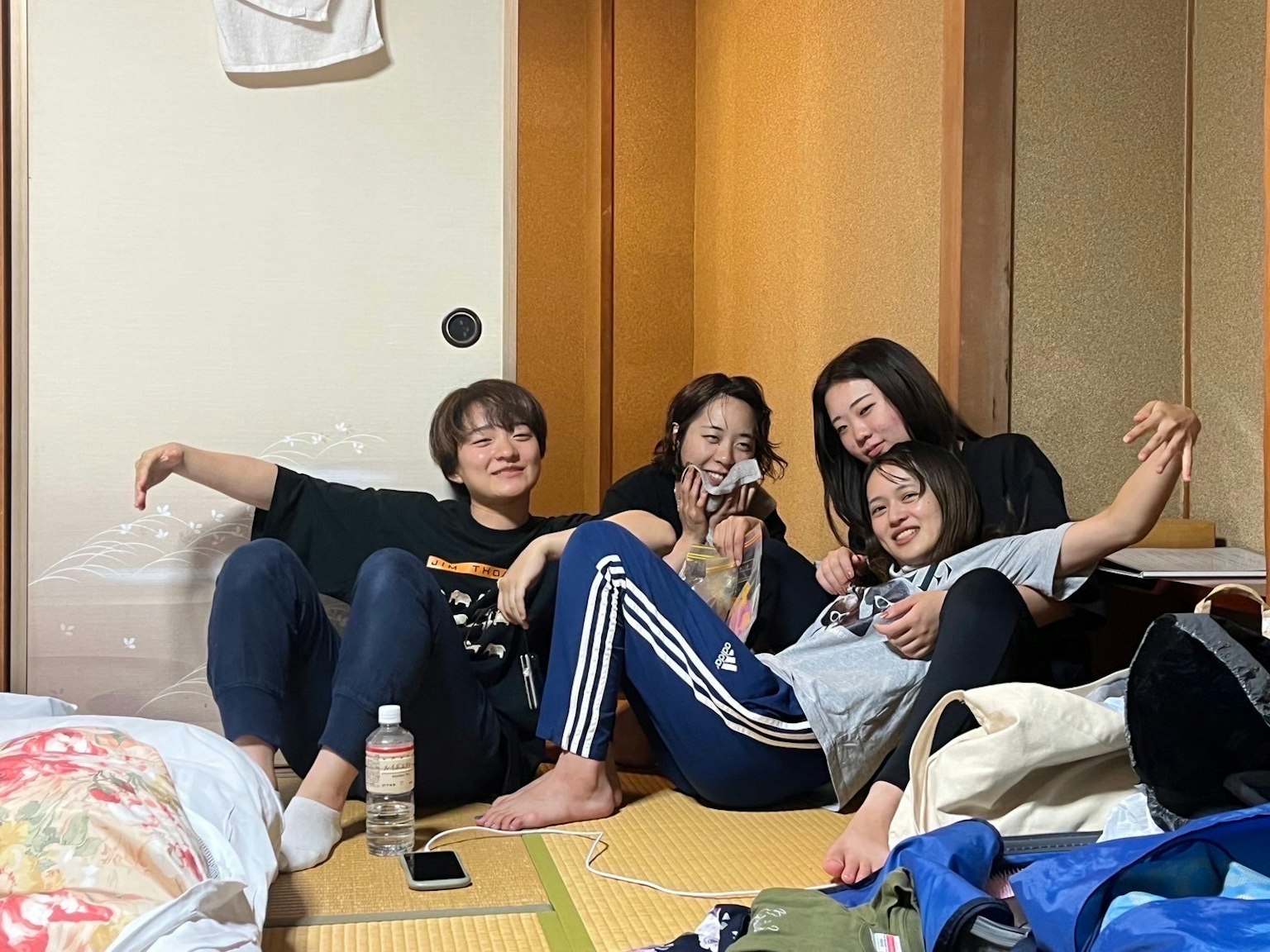 Quattro donne che si rilassano insieme su tatami in una stanza accogliente