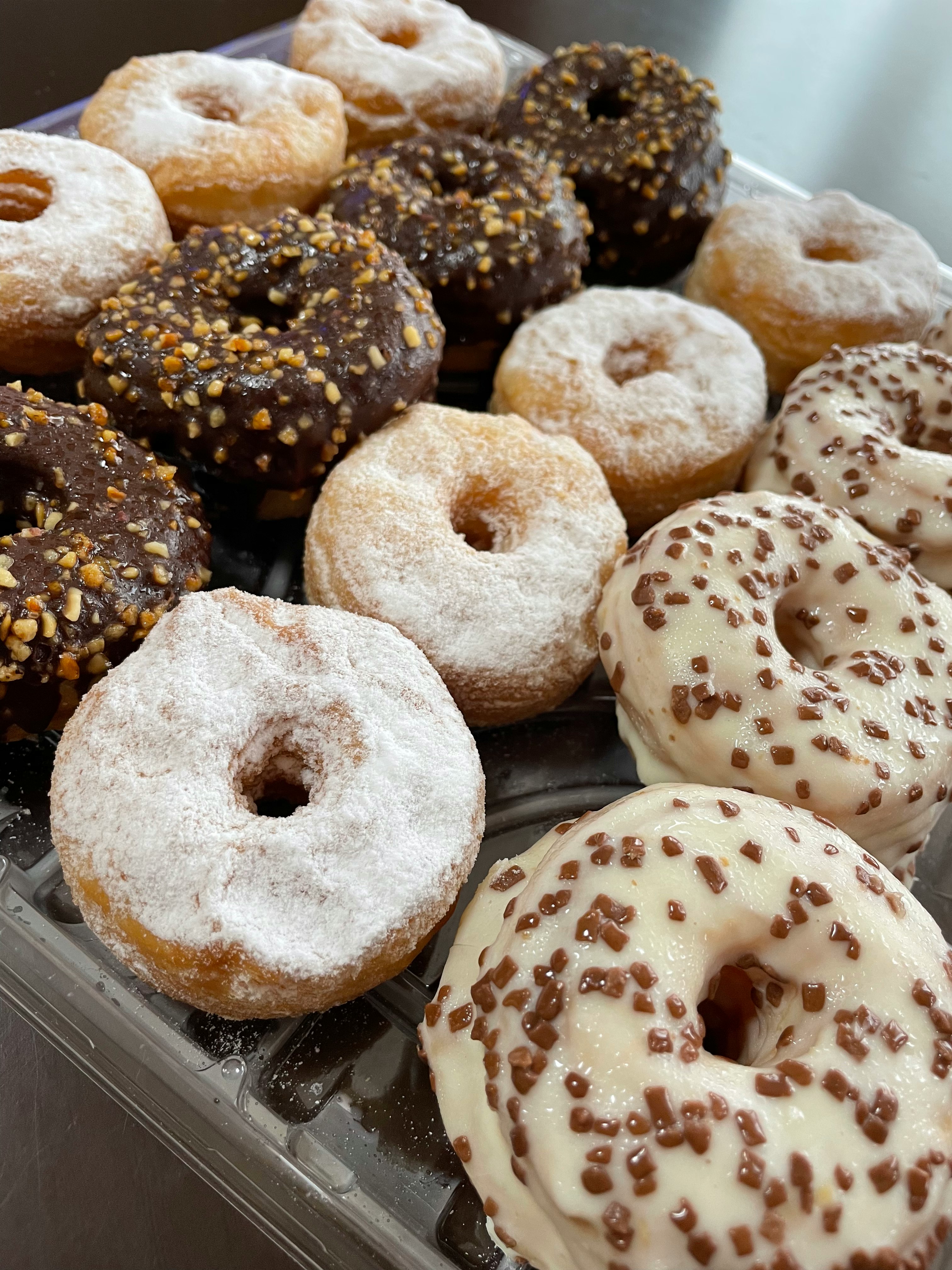 gemischte Donuts mit Puderzucker und Schokoladenglasur