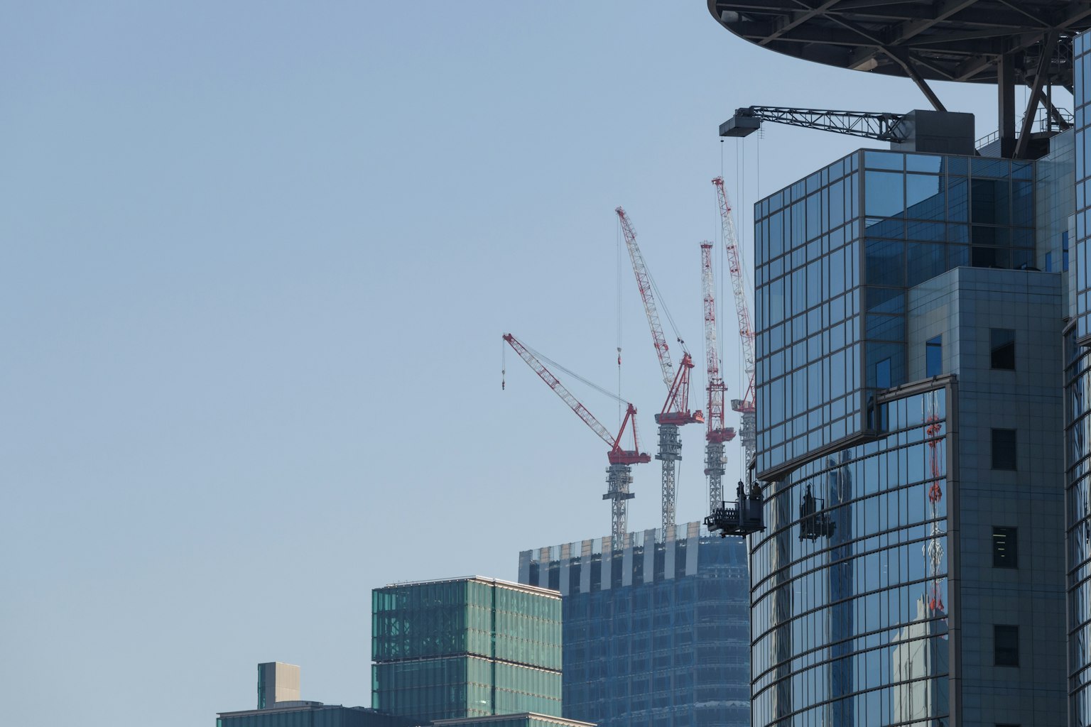 Paysage urbain avec des gratte-ciel et des grues
