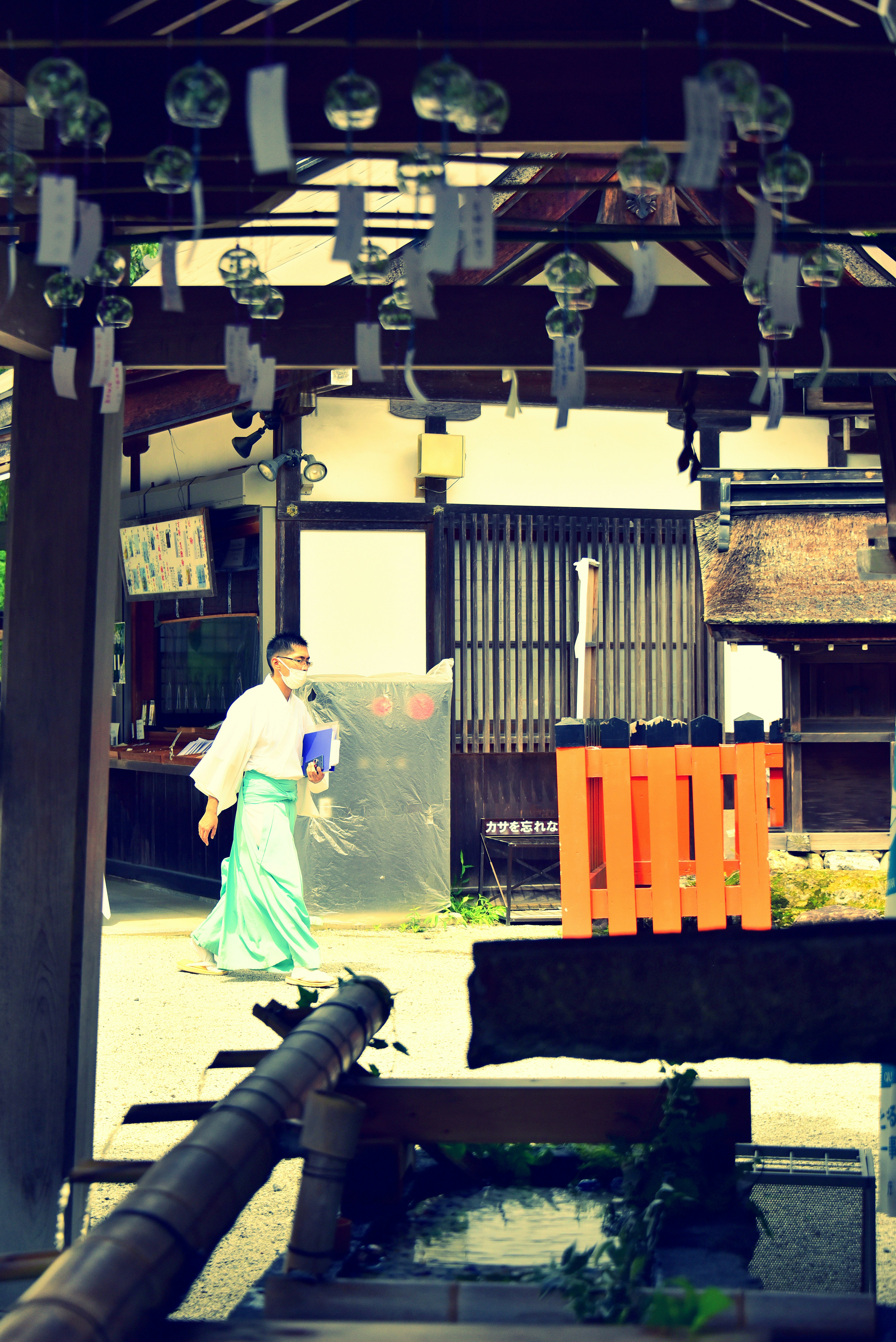 風鈴のある社寺の境内で舞う巫女の姿