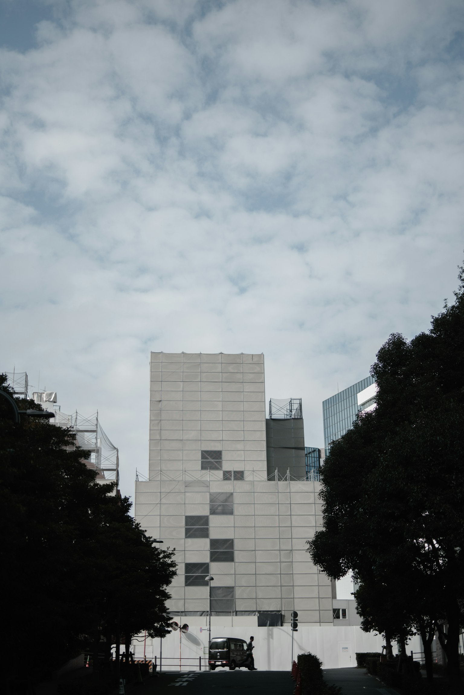 Edificio moderno con cielo nublado