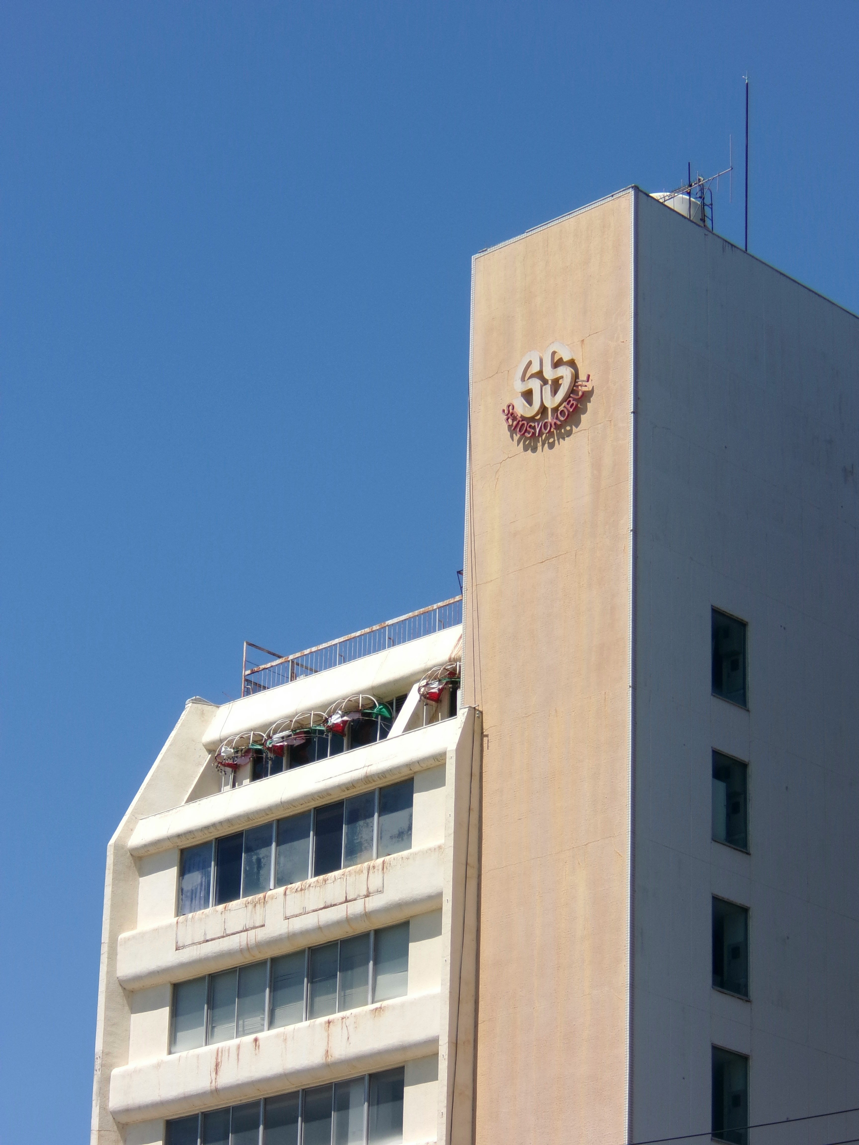 岡山県の「55」ロゴが入ったビル外観の青空画像