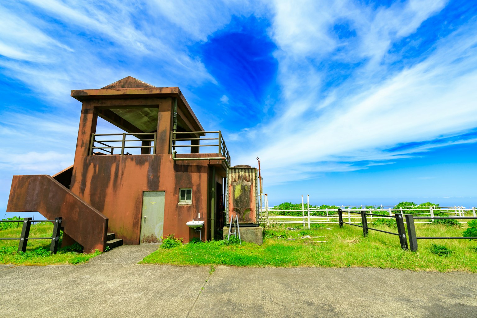 Ancien bâtiment sous un ciel bleu avec des verdoyances environnantes