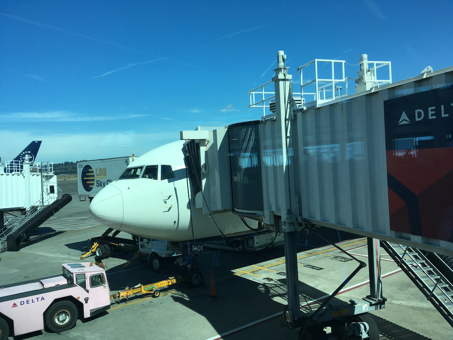 机场登机口的达美航空飞机和蓝天