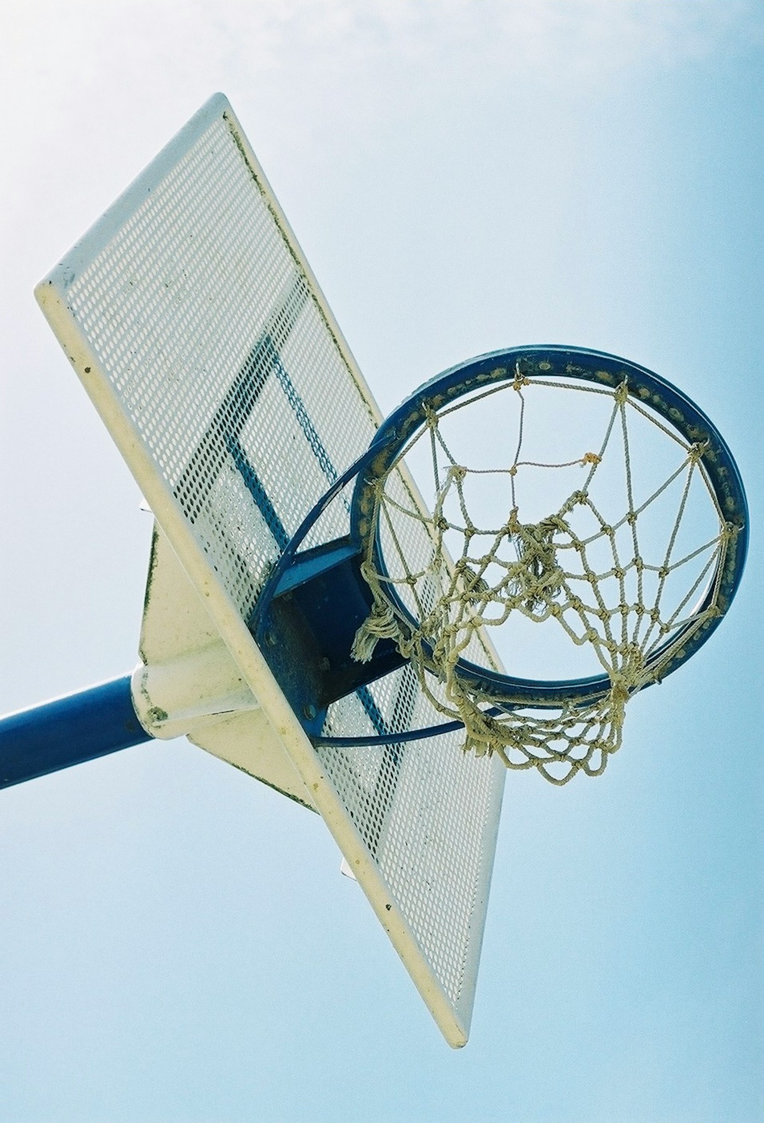 Basketballkorb und Netz unter einem blauen Himmel