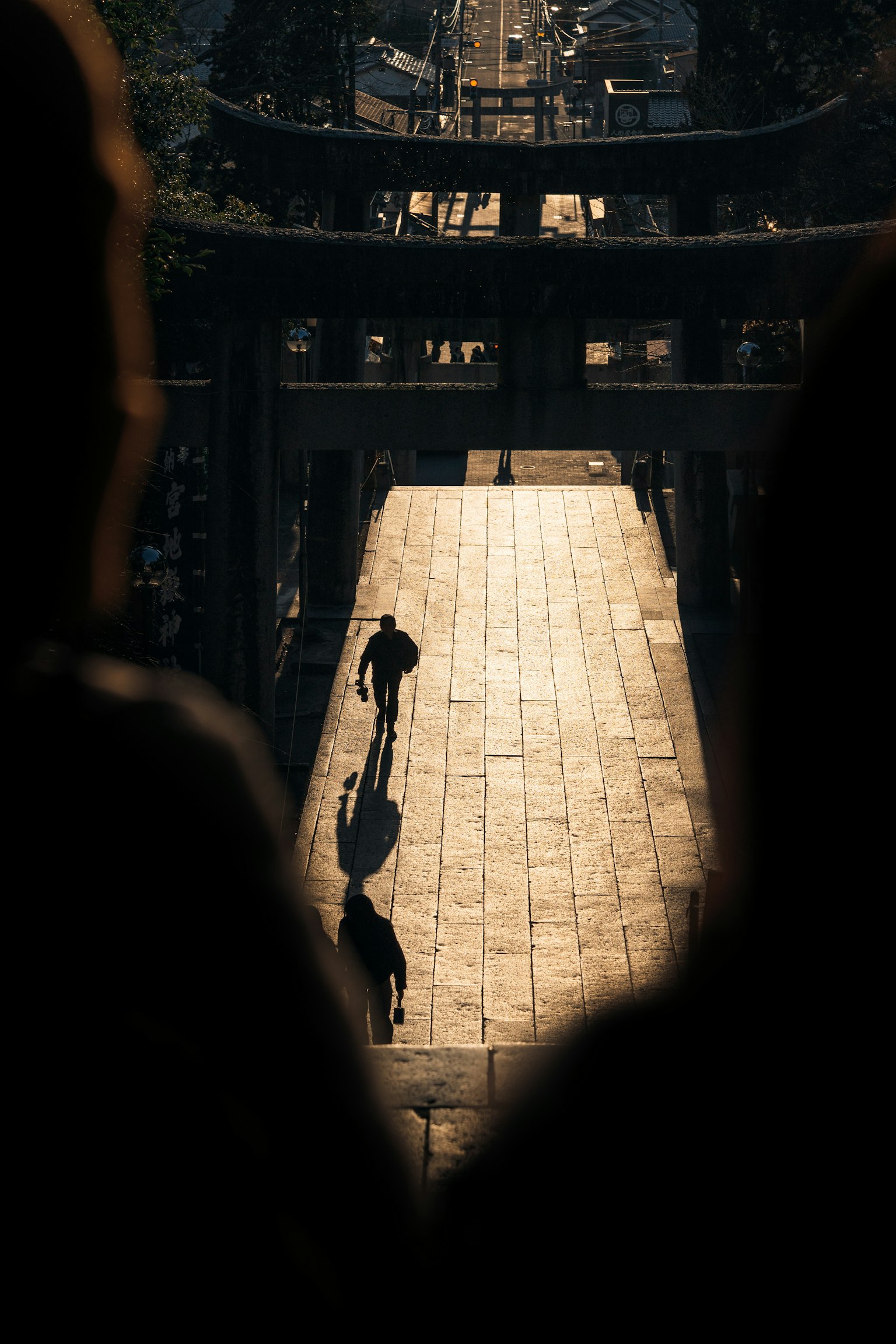 黄昏时分走在石头小路上的人影