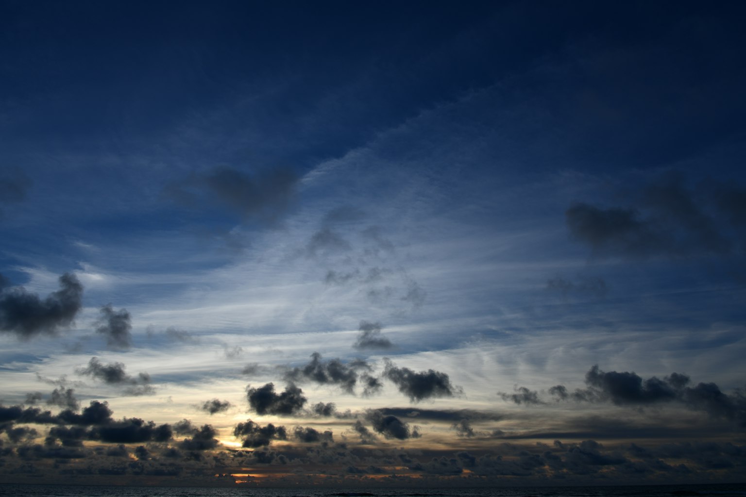 黃昏天空中藍色的雲和柔和的光