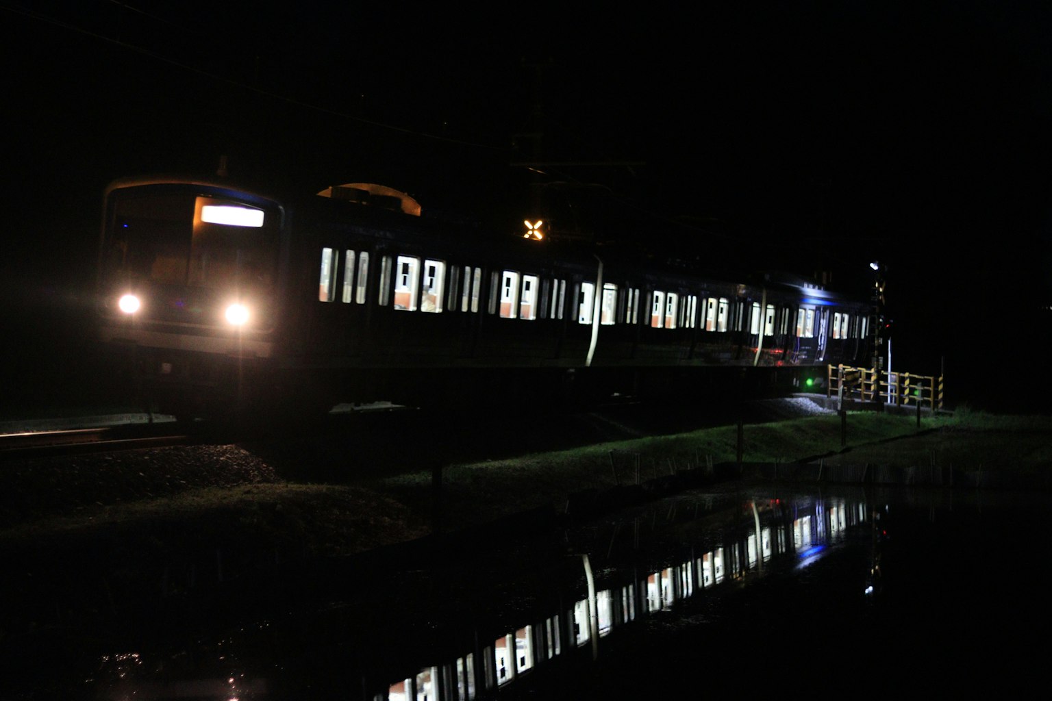 夜間沿河行駛的火車
