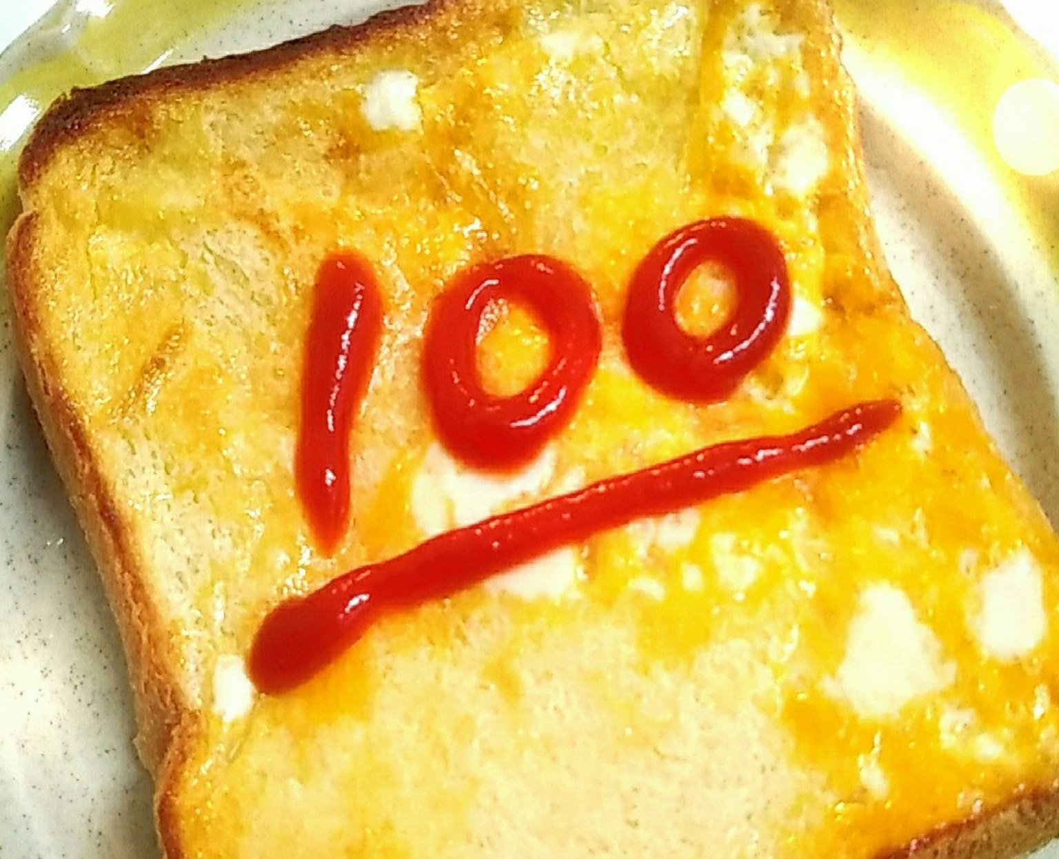 Tostada con ketchup que representa el número 100