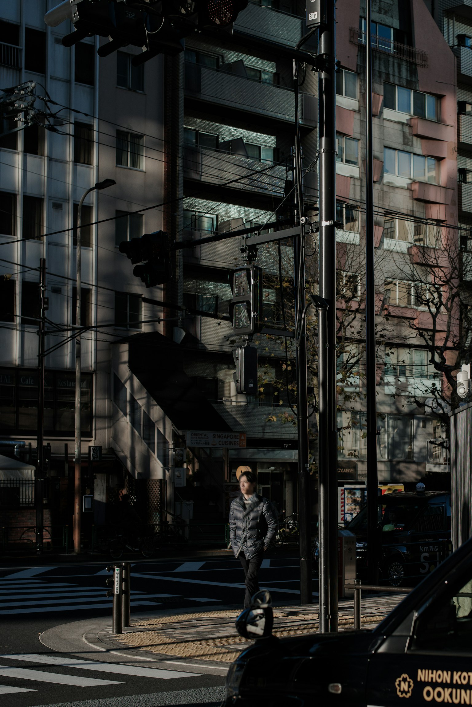 ชายเดินในสภาพแวดล้อมในเมืองพร้อมการสะท้อนของอาคาร