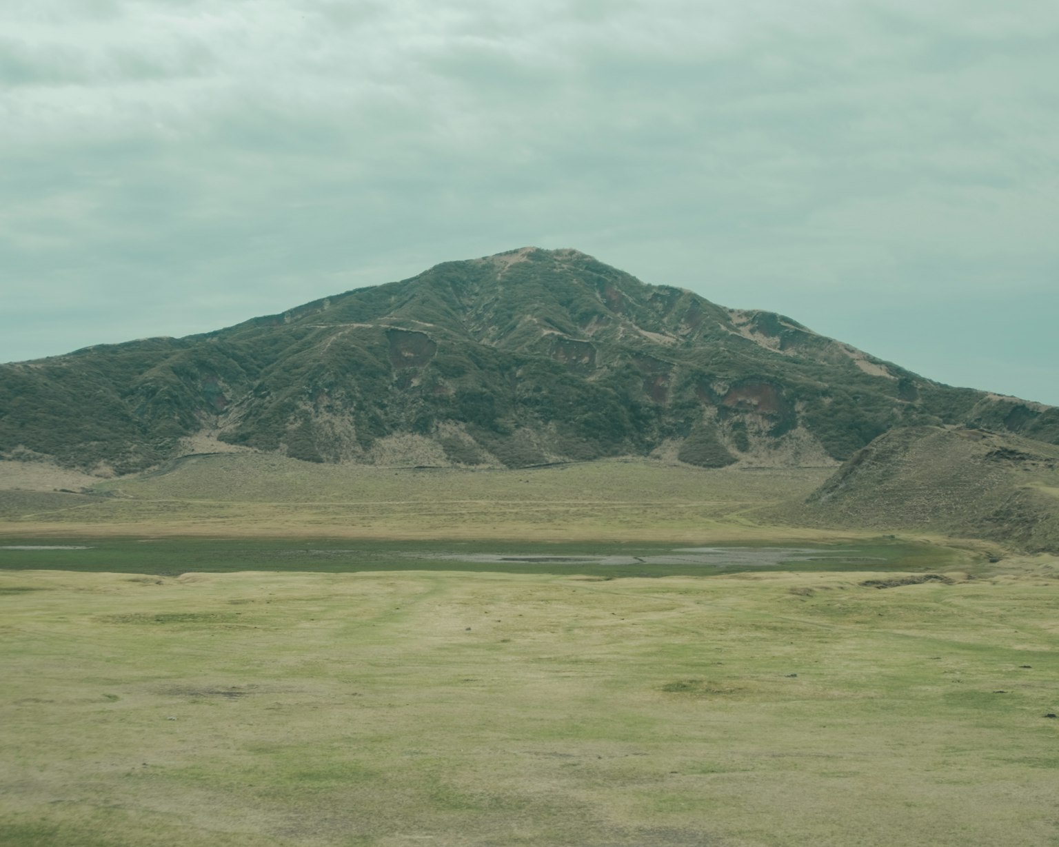Paesaggio montano con vasta prateria