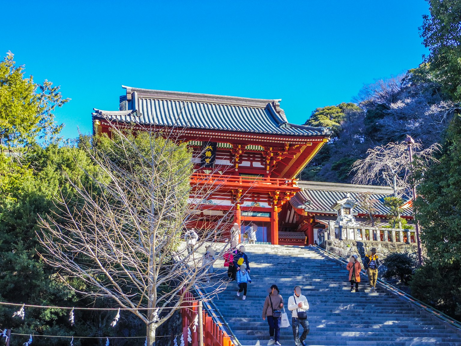 ทางเข้าสถานที่ศักดิ์สิทธิ์สีแดงสวยงามพร้อมผู้คนที่เดินขึ้นบันได