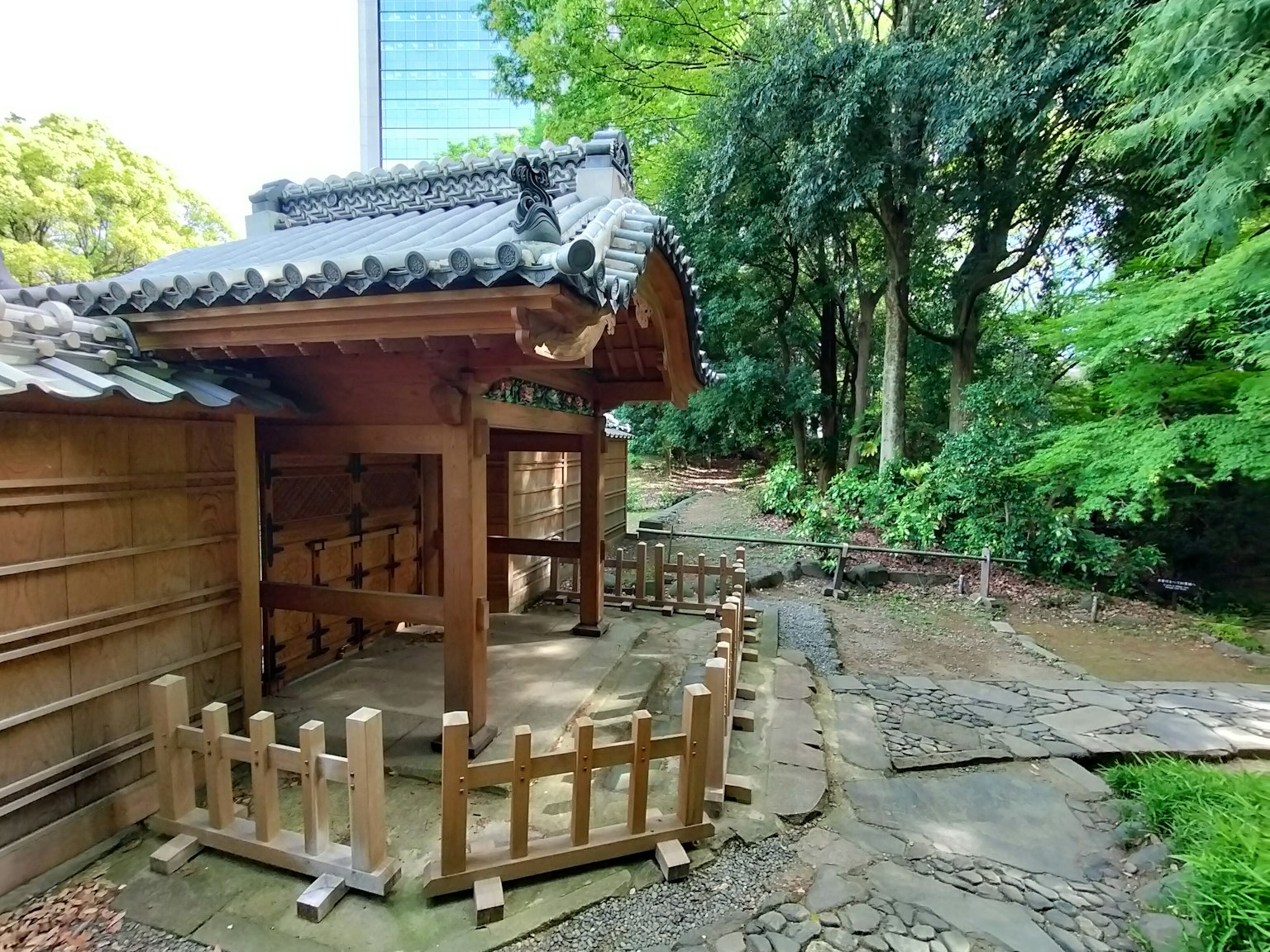 Traditionelles japanisches Haus umgeben von üppigem Grün