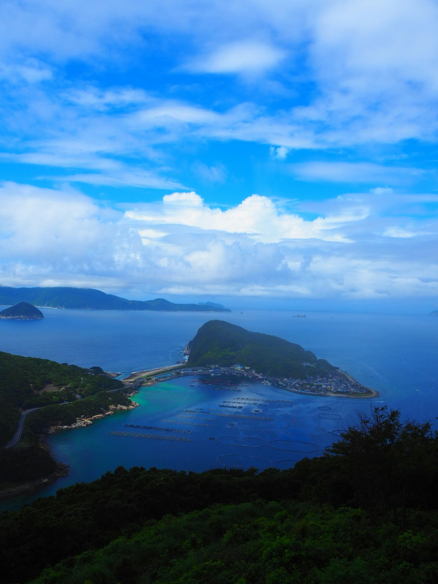 Malersiche Aussicht auf eine Insel mit blauem Himmel und Ozean