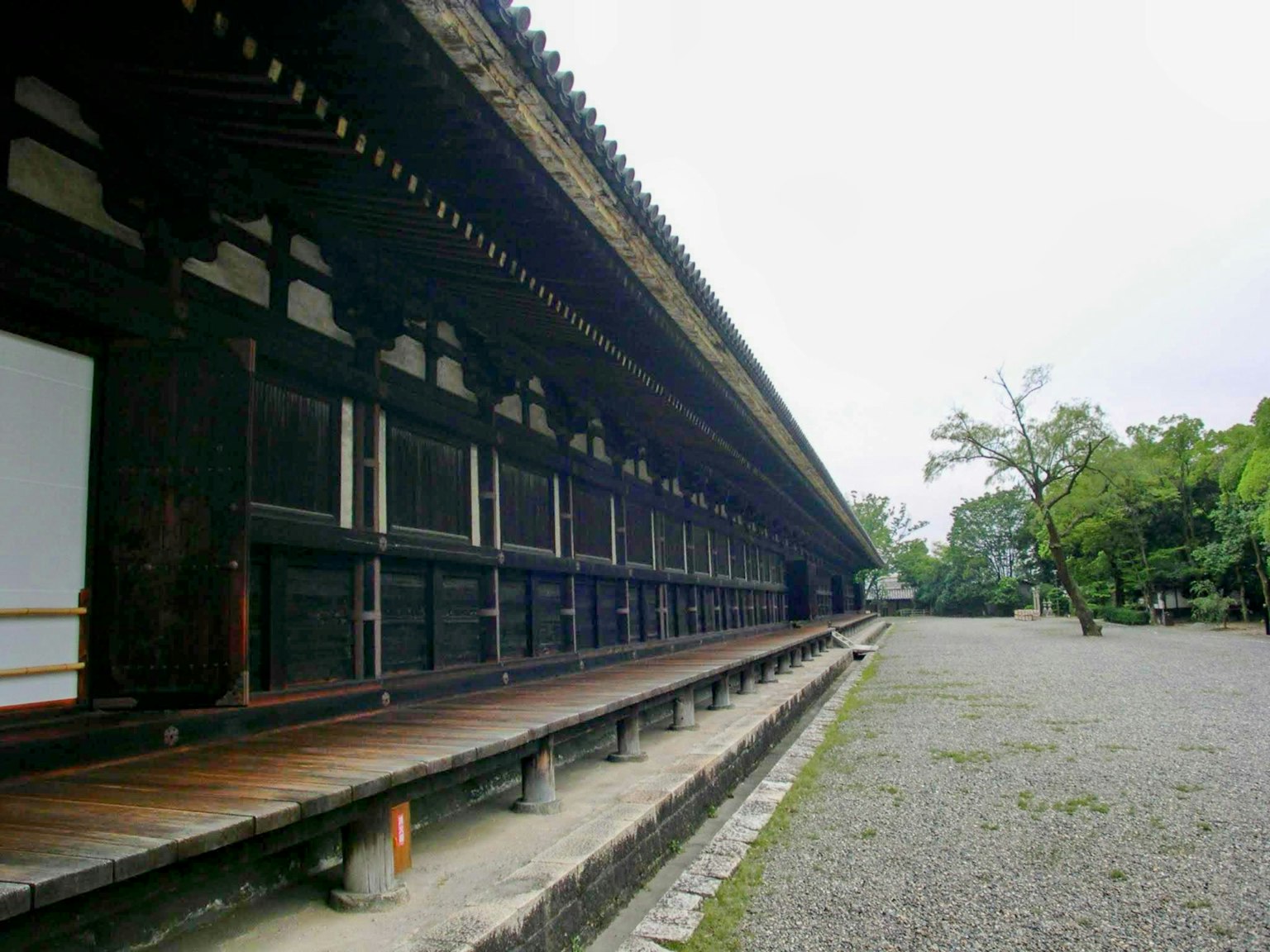Vista exterior de un templo de madera con un jardín sereno
