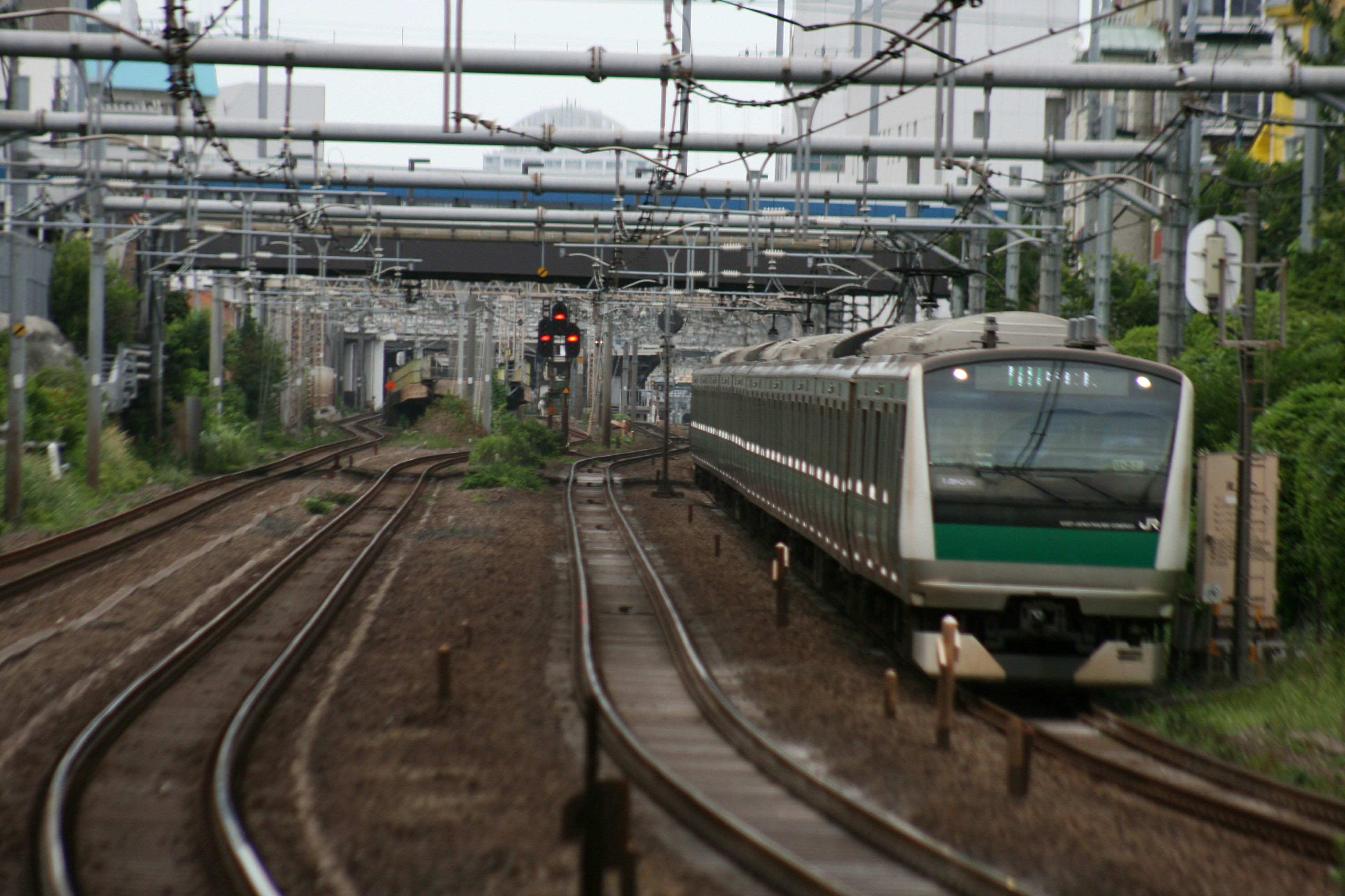 行駛在高架鐵軌上的列車車頭視角