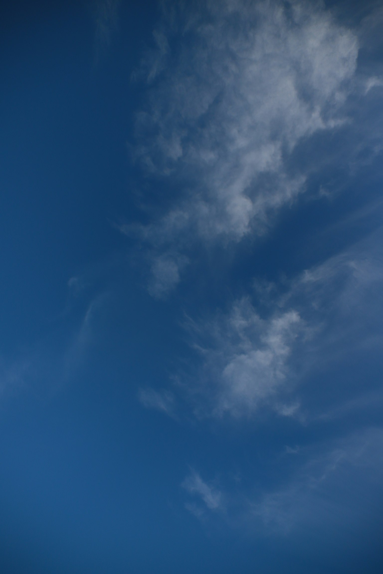 Schöne Aussicht auf den blauen Himmel mit weißen Wolken