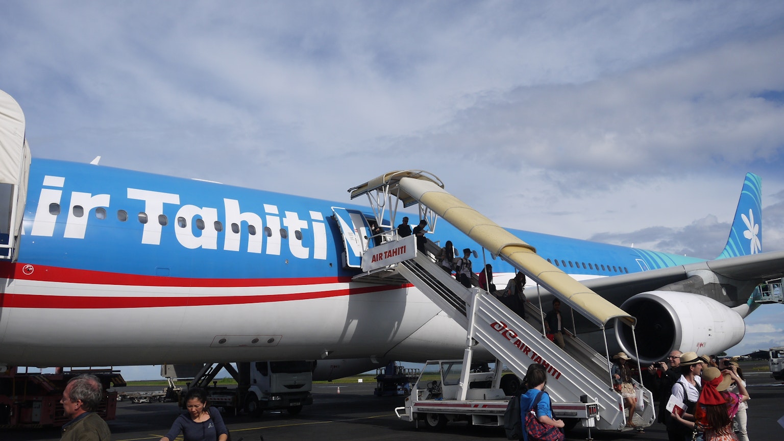 Avion Air Tahiti avec des passagers montant à bord