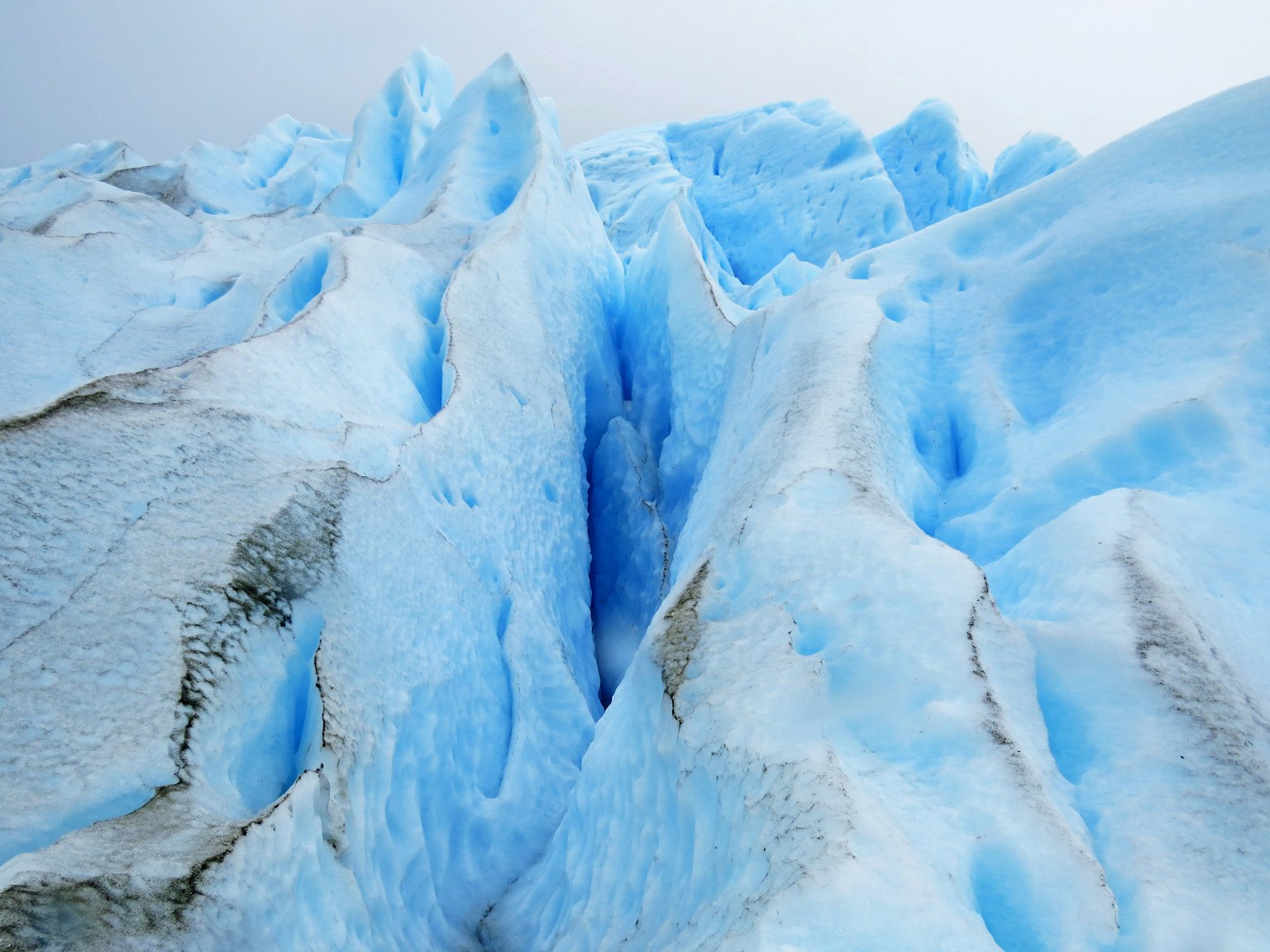 Tampilan rinci dari celah dan retakan es glacial biru