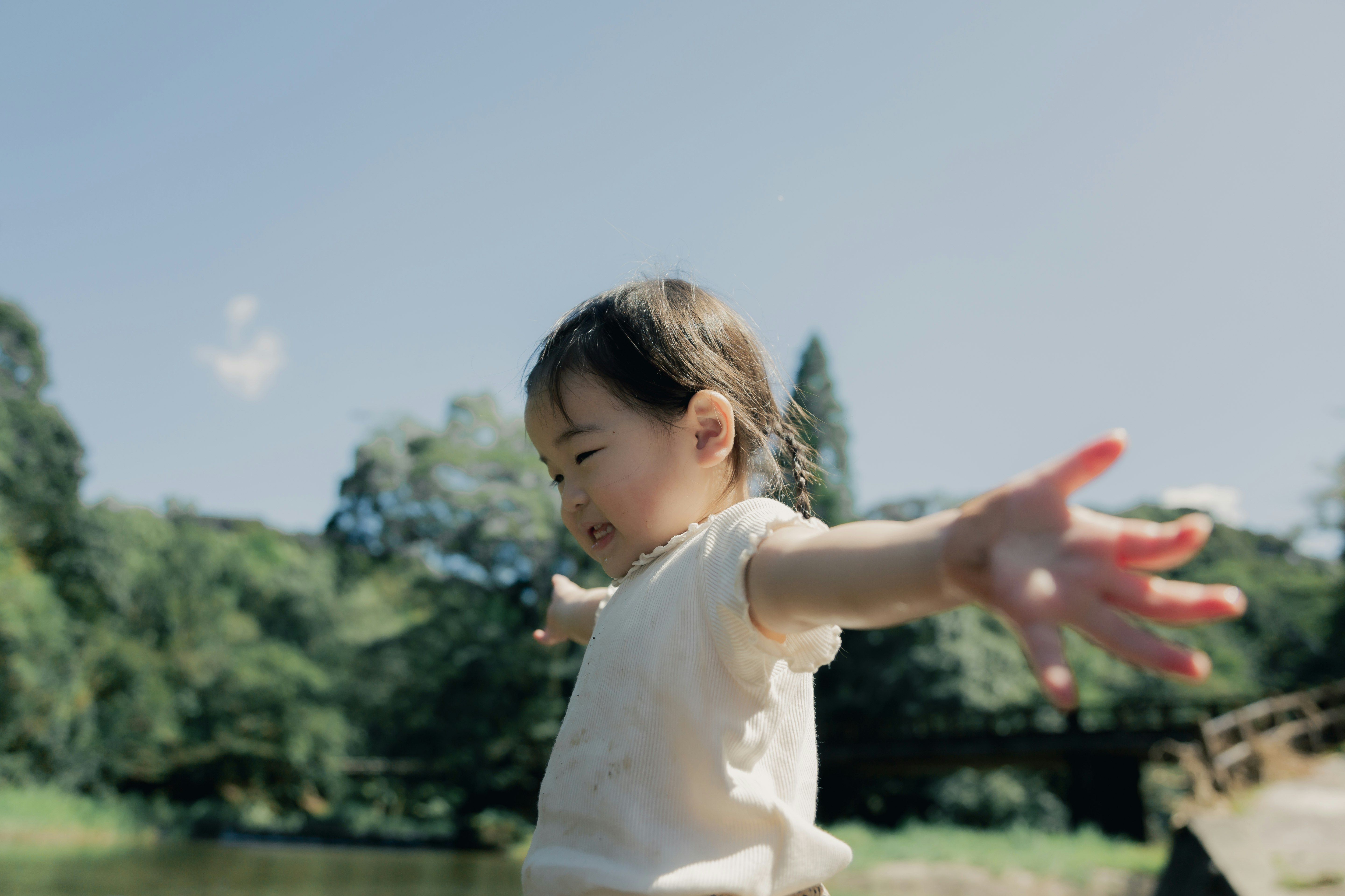 公園裡張開雙臂玩耍的孩子