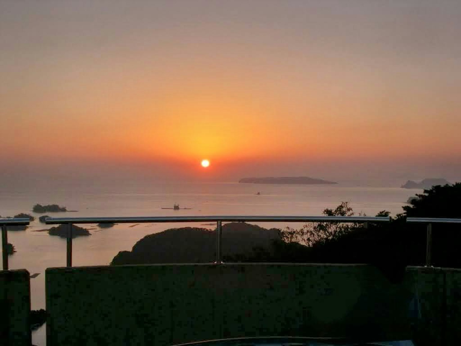 Magnifique coucher de soleil sur l'océan vu d'un balcon