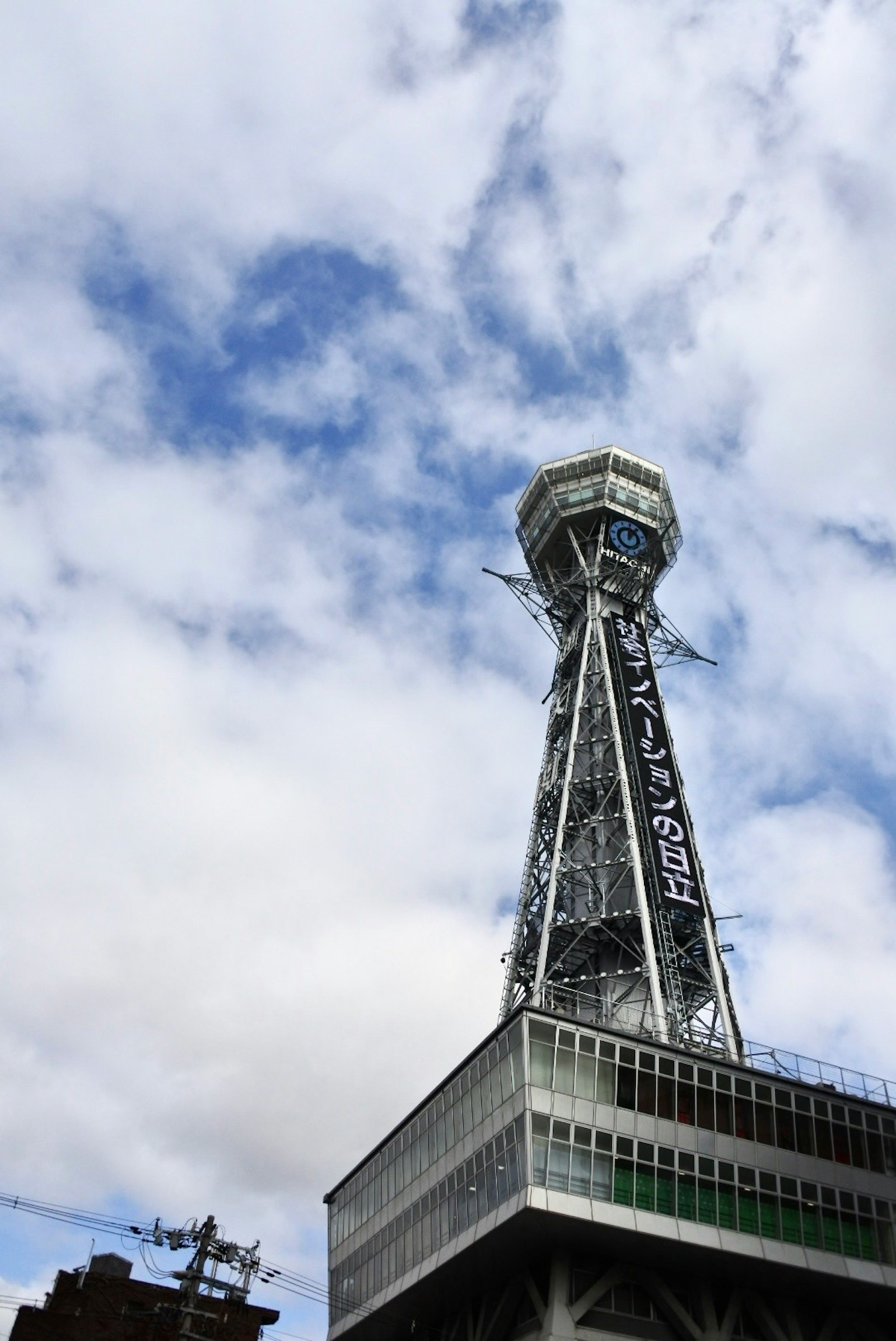 Menara TV Nagoya dengan struktur tinggi dan langit biru