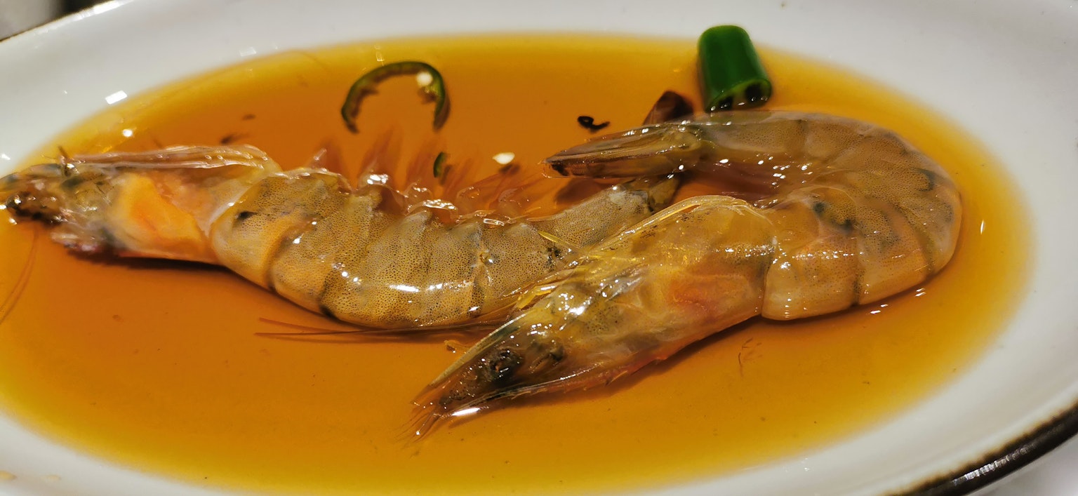 Gros crevettes sur une assiette dans une sauce sucrée